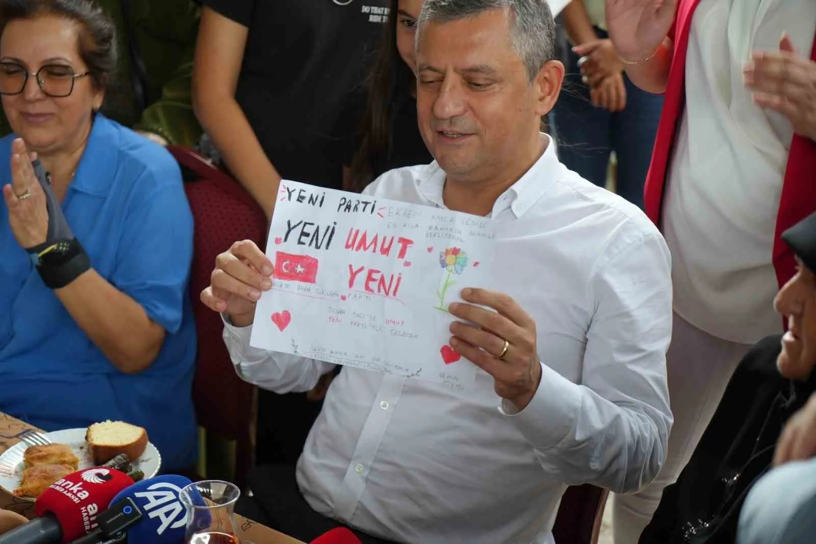 KÜÇÜK BİR KIZ ÇOCUĞU, YENİ PARTİ'Yİ ANLATAN RESMİ ÖZEL'E HEDİYE ETTİ.
