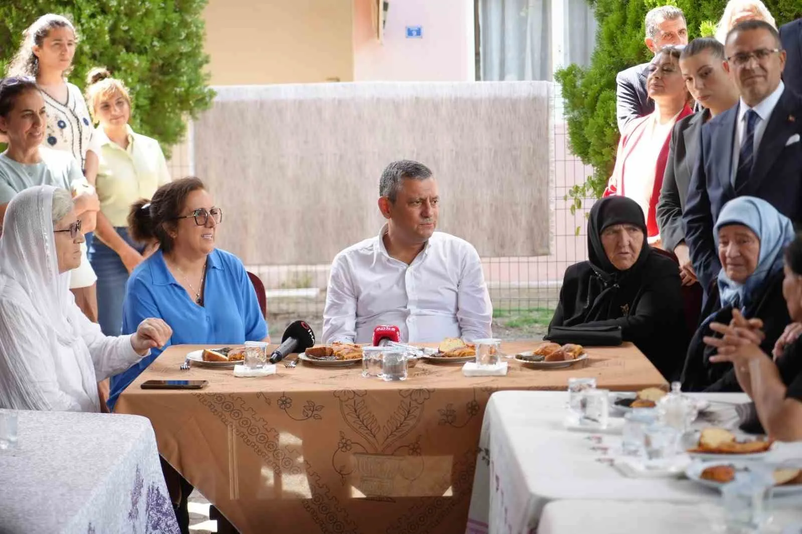 ÖZGÜR ÖZEL, DERİNCE'DE KADINLARLA BİR ARAYA GELDİ