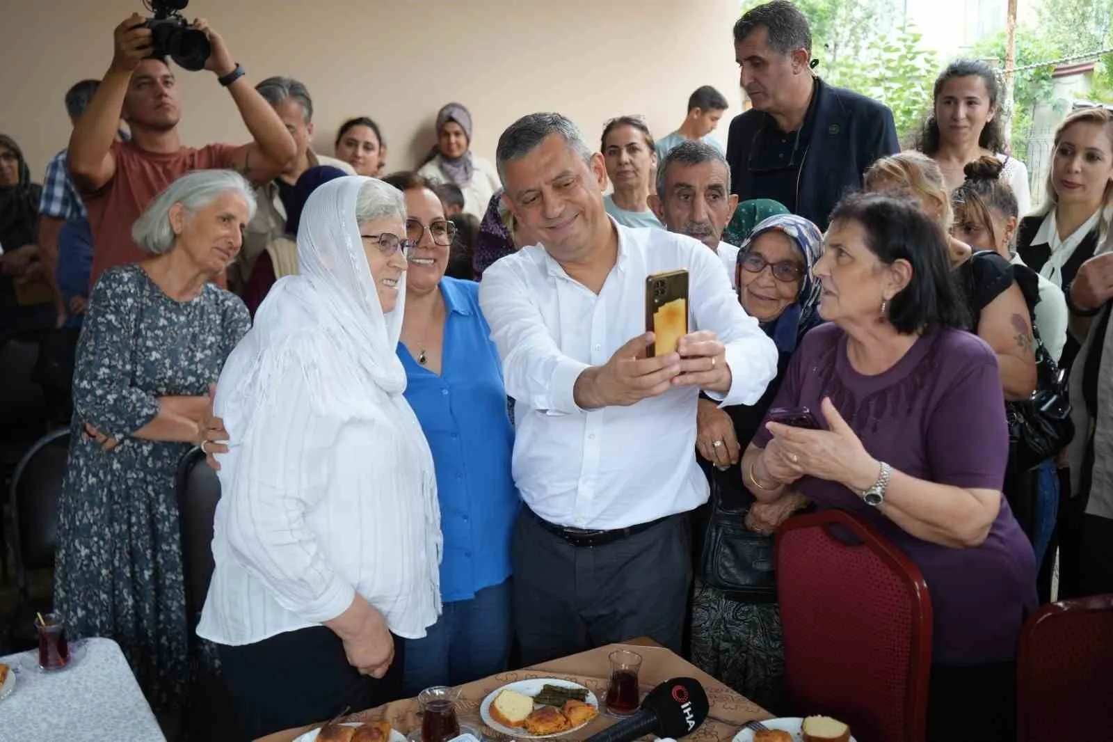 ÖZGÜR ÖZEL, VATANDAŞLARLA BİR ARAYA GELDİ