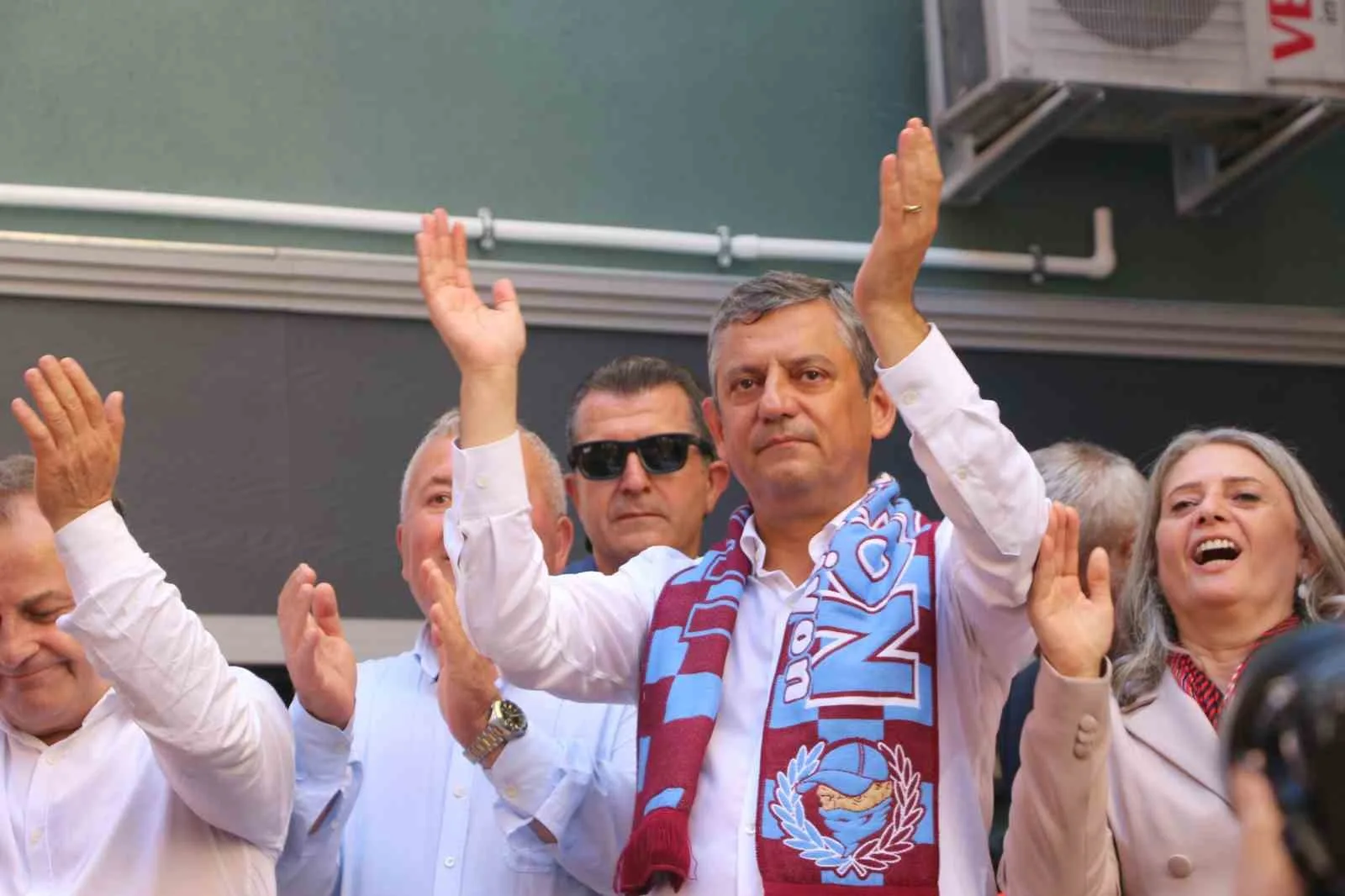 YENİ PARTİ GENEL BAŞKANI ÖZGÜR ÖZEL, NETANYAHU’NUN İSRAİL’DEKİ İÇ SİYASİ HESAPLARI DOĞRULTUSUNDA TÜRKİYE’Yİ KENDİ SİYASETİNE ALET ETMEYE ÇALIŞTIĞINI BELİRTEREK, TÜRKİYE’DE İKTİDAR VE MUHALEFETİN DIŞARIDAN GELECEK MÜDAHALELERE KARŞI BİRLİKTE DURACAĞINI VURGULADI.