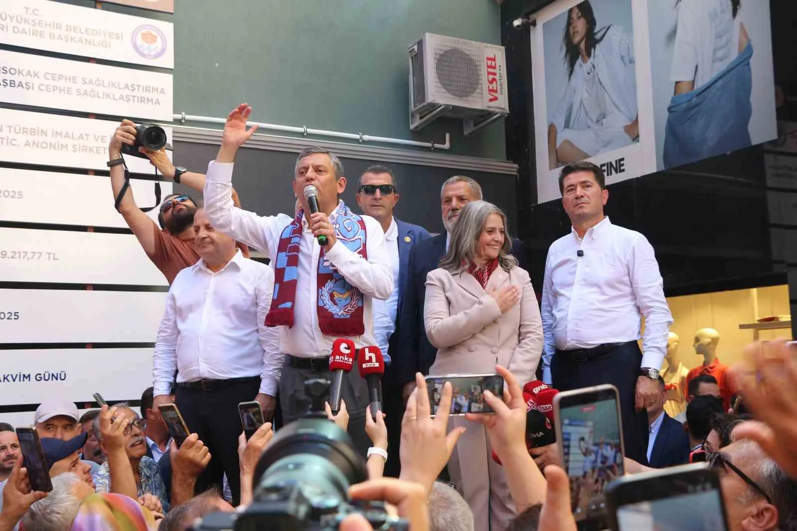 YENİ PARTİ GENEL BAŞKANI ÖZGÜR ÖZEL, NETANYAHU’NUN İSRAİL’DEKİ İÇ SİYASİ HESAPLARI DOĞRULTUSUNDA TÜRKİYE’Yİ KENDİ SİYASETİNE ALET ETMEYE ÇALIŞTIĞINI BELİRTEREK, TÜRKİYE’DE İKTİDAR VE MUHALEFETİN DIŞARIDAN GELECEK MÜDAHALELERE KARŞI BİRLİKTE DURACAĞINI VURGULADI.