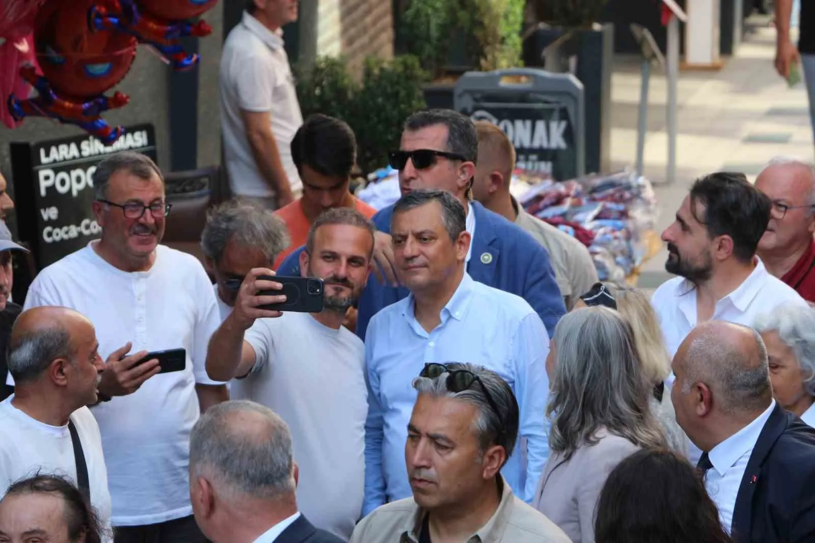 YENİ PARTİ GENEL BAŞKANI ÖZGÜR ÖZEL, NETANYAHU’NUN İSRAİL’DEKİ İÇ SİYASİ HESAPLARI DOĞRULTUSUNDA TÜRKİYE’Yİ KENDİ SİYASETİNE ALET ETMEYE ÇALIŞTIĞINI BELİRTEREK, TÜRKİYE’DE İKTİDAR VE MUHALEFETİN DIŞARIDAN GELECEK MÜDAHALELERE KARŞI BİRLİKTE DURACAĞINI VURGULADI.