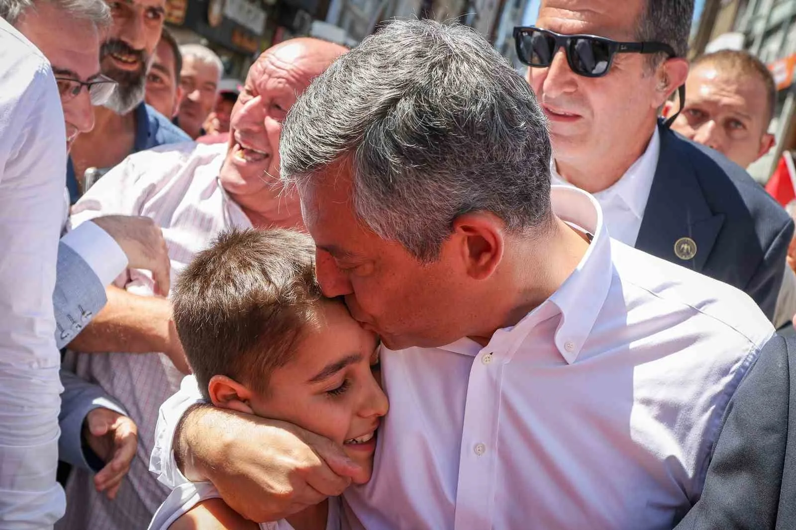 YENİ PARTİ GENEL BAŞKANI ÖZGÜR ÖZEL, RİZE'DE ATATÜRK CADDESİ'NDE VATANDAŞLARLA BİR ARAYA GELDİ