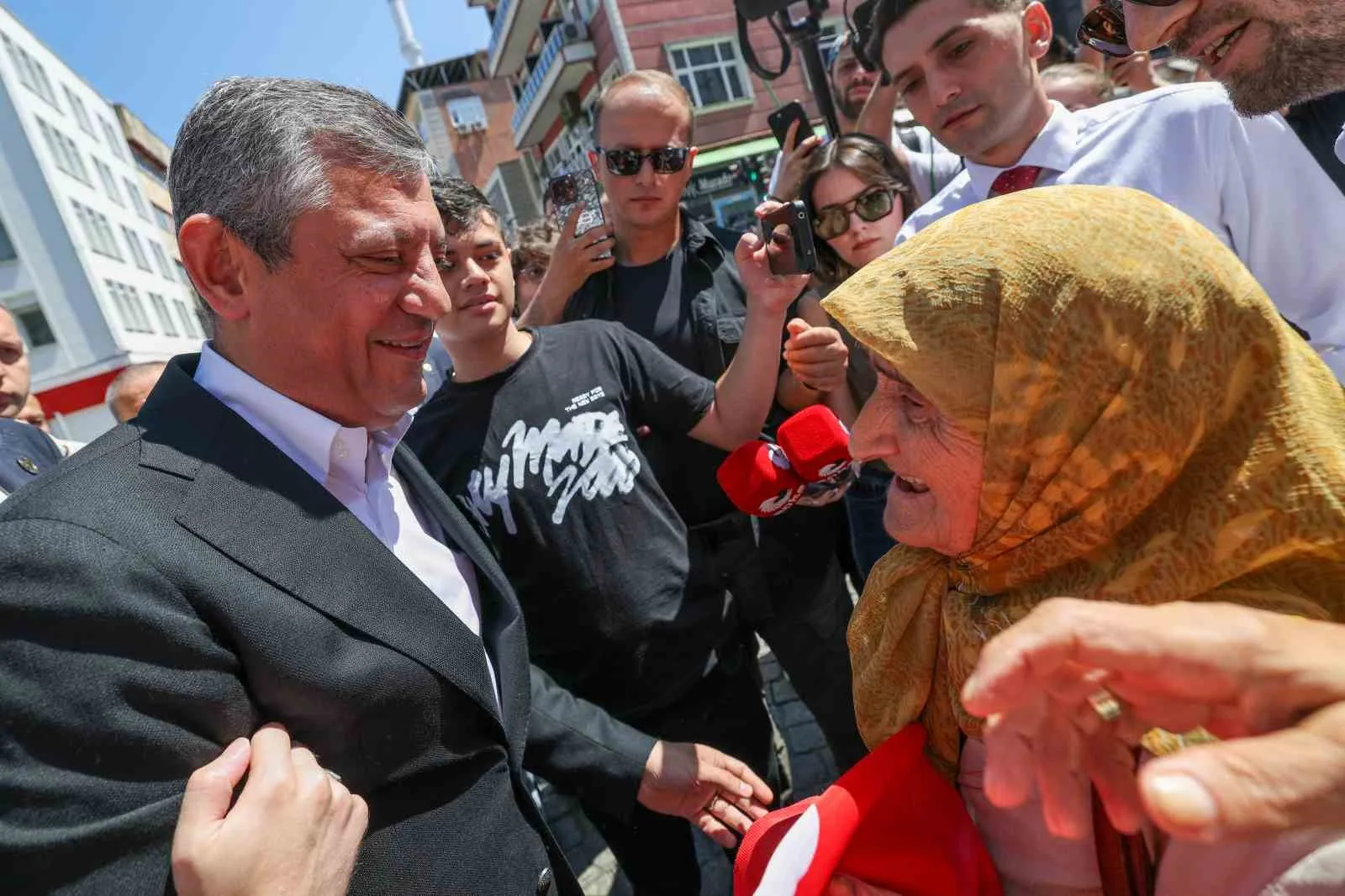 YENİ PARTİ GENEL BAŞKANI ÖZGÜR ÖZEL, RİZE'DE ATATÜRK CADDESİ'NDE VATANDAŞLARLA BİR ARAYA GELDİ