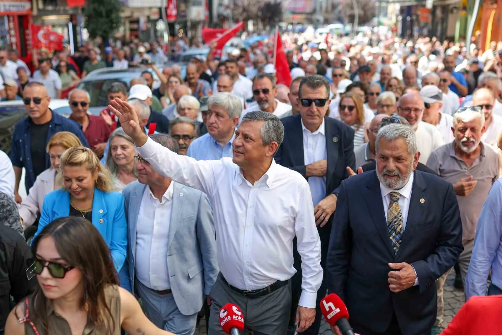 YENİ PARTİ GENEL BAŞKANI ÖZGÜR ÖZEL, RİZE'DE ATATÜRK CADDESİ'NDE VATANDAŞLARLA BİR ARAYA GELDİ