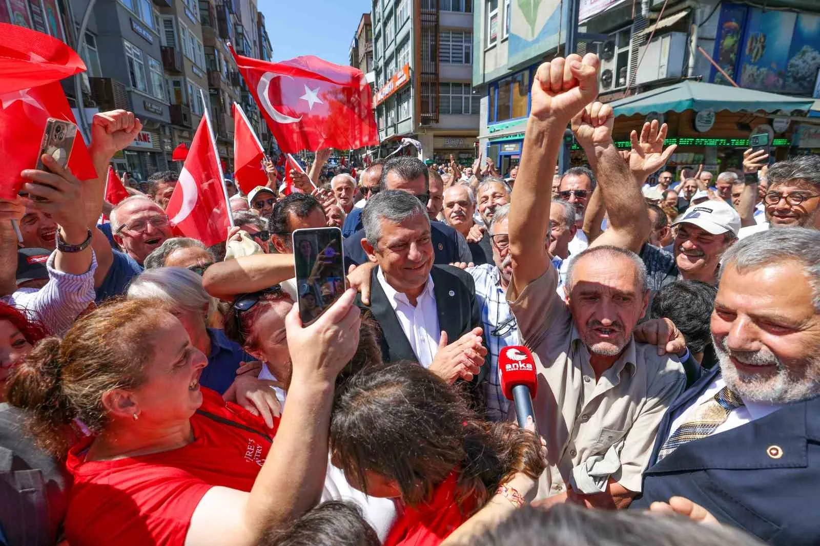 YENİ PARTİ GENEL BAŞKANI ÖZGÜR ÖZEL, RİZE'DE ATATÜRK CADDESİ'NDE VATANDAŞLARLA BİR ARAYA GELDİ