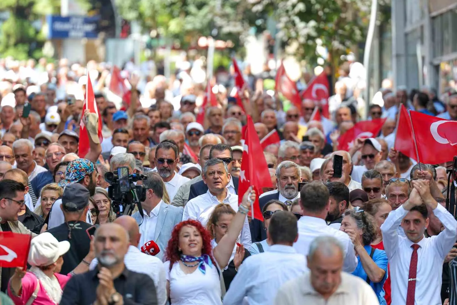 YENİ PARTİ GENEL BAŞKANI ÖZGÜR ÖZEL, RİZE'DE ATATÜRK CADDESİ'NDE VATANDAŞLARLA BİR ARAYA GELDİ