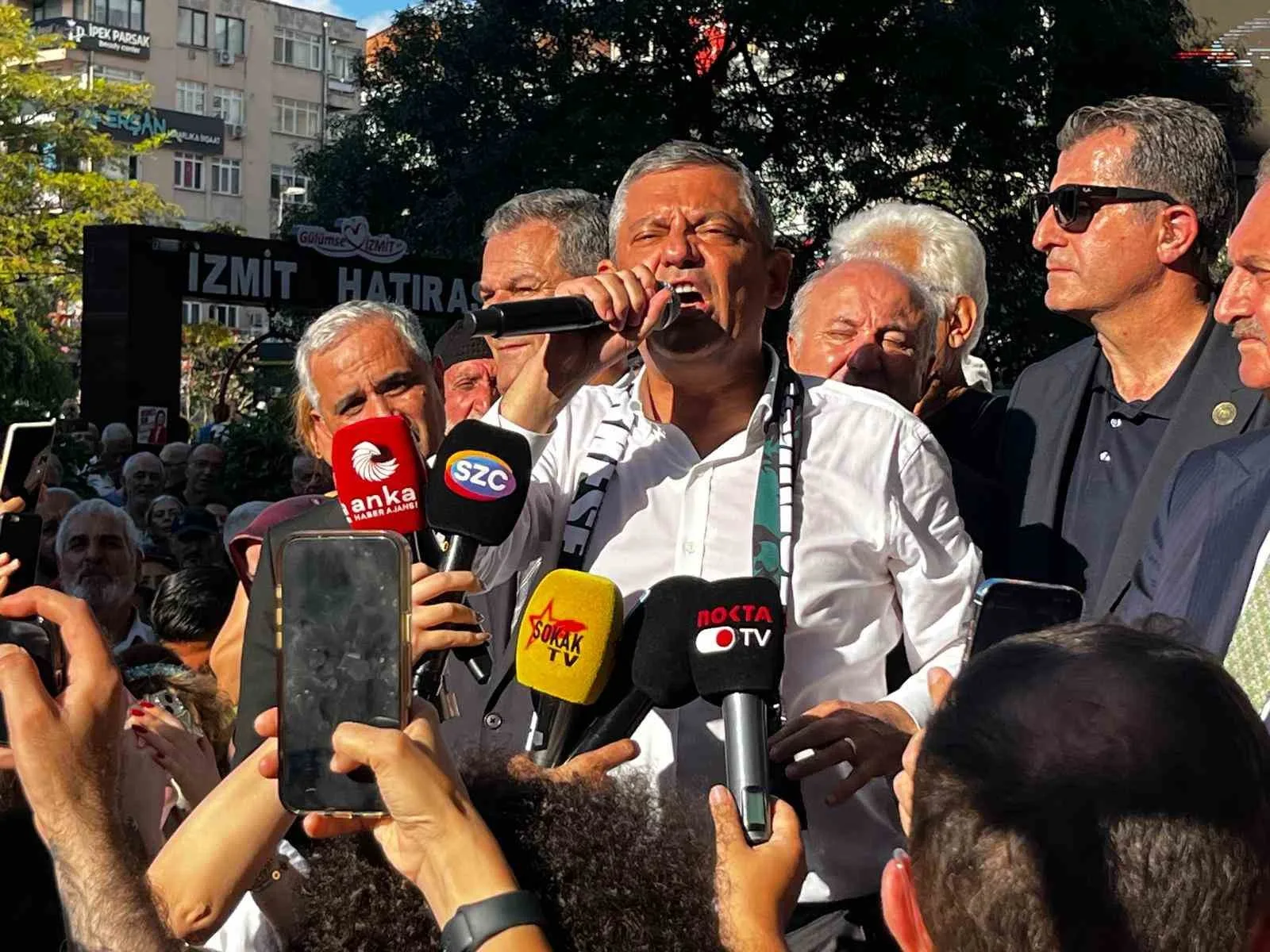KOCAELİ'DE VATANDAŞLARLA BİR ARAYA GELEN YENİ PARTİ GENEL BAŞKANI ÖZGÜR ÖZEL, EV KADINLARINA YÖNELİK EMEKLİLİK VE HER MAHALLEYE KREŞ SÖZÜ VERDİ. ÖZEL, "EMEKLİNİN DE EMEKÇİNİN DE UMUDU YENİ PARTİ'NİN YENİ SİYASETİDİR" DERKEN, 87 MİLYONU CUMHURİYET RUHUYLA VE ATATÜRK'ÜN VASİYETİNE UYGUN ŞEKİLDE YÖNETECEKLERİNİ SÖYLEDİ.