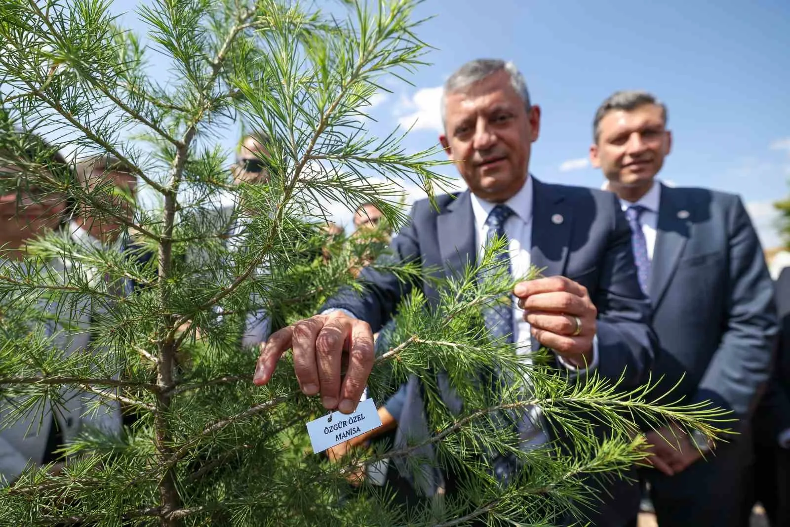 YENİ PARTİ GENEL BAŞKANI ÖZGÜR ÖZEL, ANKARA ÇANKAYA'DA BULUNAN YENİ PARTİ GENEL MERKEZİ'NDE GERÇEKLEŞTİRİLEN FİDAN DİKME TÖRENİNE KATILDI.