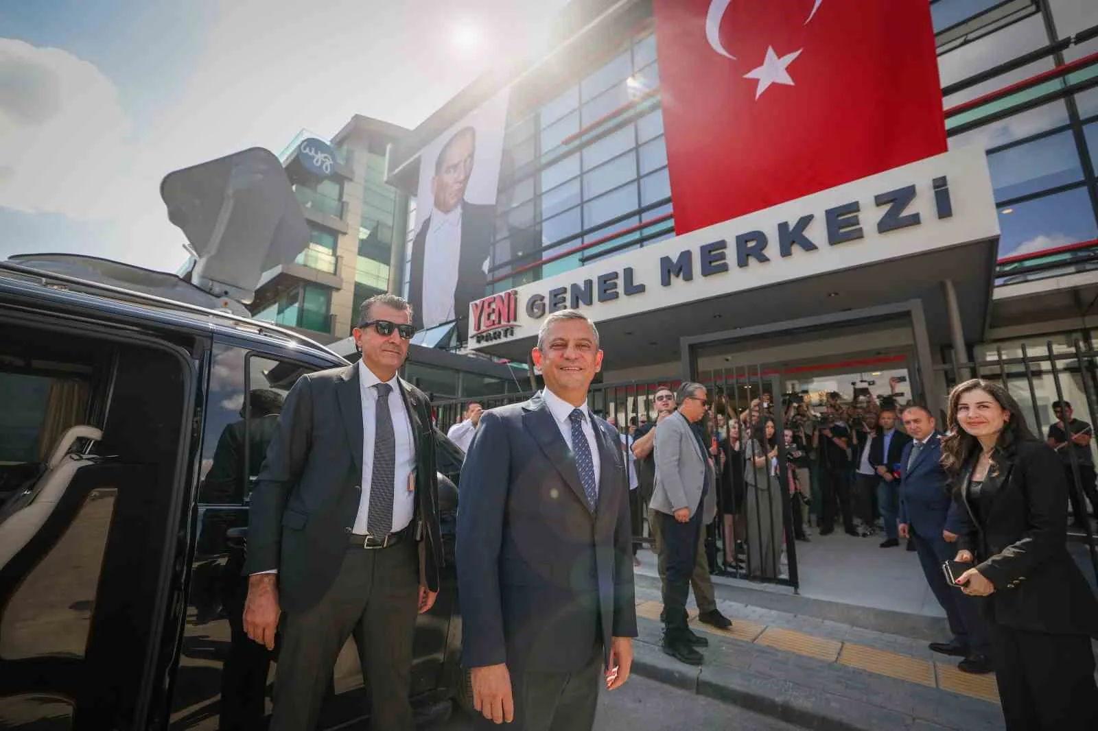 YENİ PARTİ GENEL BAŞKANI ÖZGÜR ÖZEL, ANKARA ÇANKAYA'DA BULUNAN YENİ PARTİ GENEL MERKEZİ'NDE GERÇEKLEŞTİRİLEN FİDAN DİKME TÖRENİNE KATILDI.