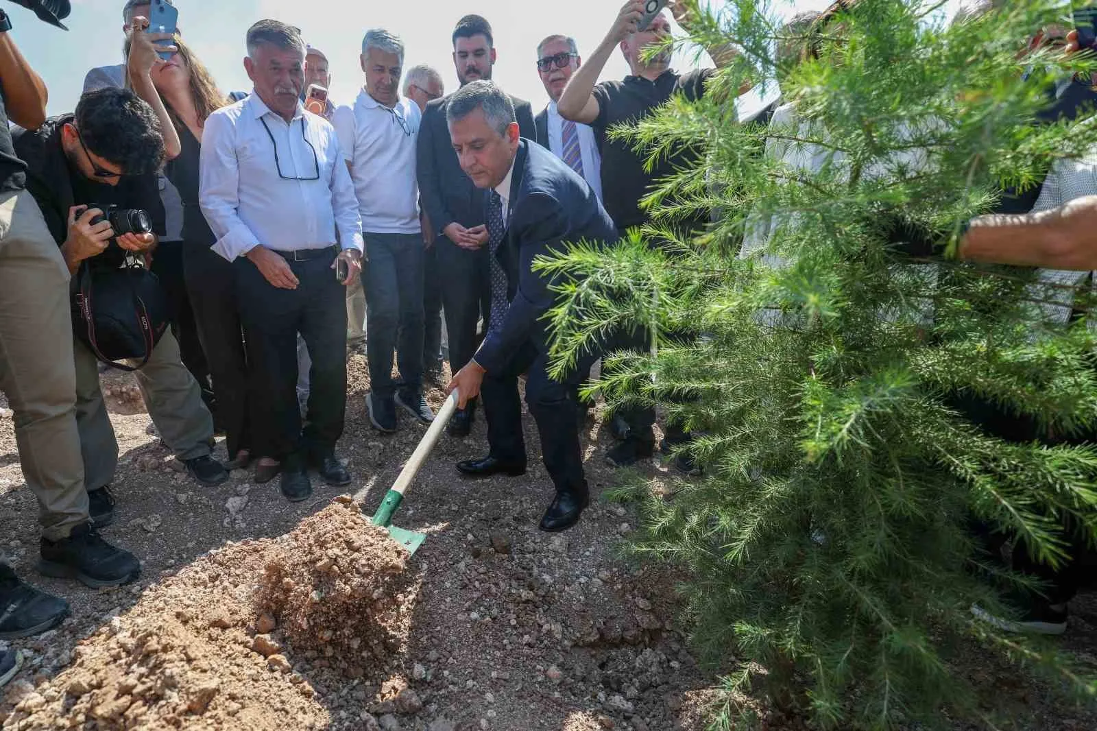 YENİ PARTİ GENEL BAŞKANI ÖZGÜR ÖZEL, ANKARA ÇANKAYA'DA BULUNAN YENİ PARTİ GENEL MERKEZİ'NDE GERÇEKLEŞTİRİLEN FİDAN DİKME TÖRENİNE KATILDI.