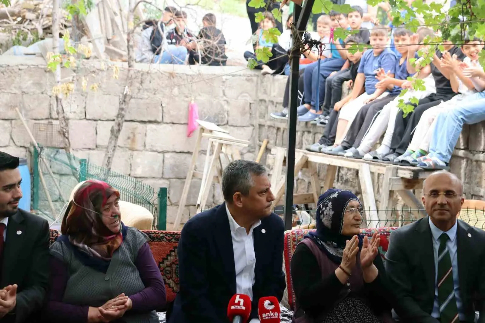 MELİKGAZİ İLÇESİNDE BULUNAN ESKİŞEHİR BAĞLARI BÖLGESİ'NDE MÜSTAKİL BİR EVDE KADIN BULUŞMASINA KATILAN ÖZGÜR ÖZEL, BURADA KADINLARIN SORUNLARINI VE TALEPLERİNİ DİNLEDİ