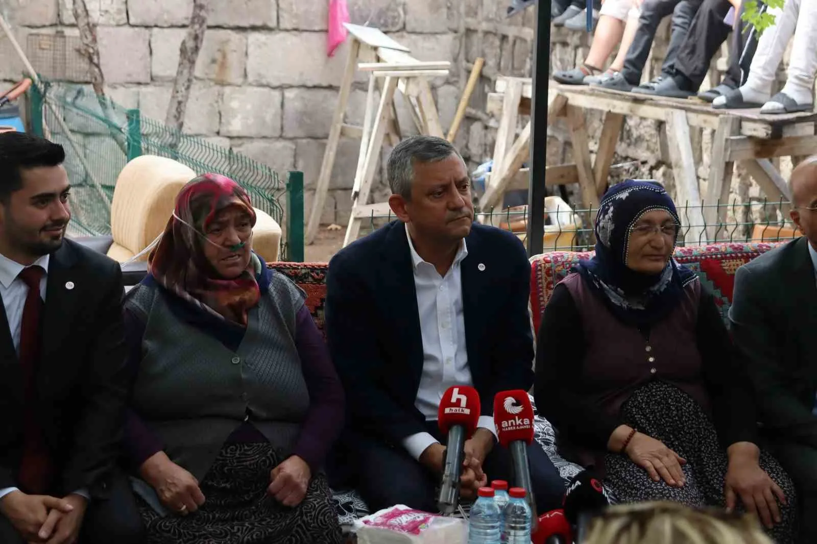 MELİKGAZİ İLÇESİNDE BULUNAN ESKİŞEHİR BAĞLARI BÖLGESİ'NDE MÜSTAKİL BİR EVDE KADIN BULUŞMASINA KATILAN ÖZGÜR ÖZEL, BURADA KADINLARIN SORUNLARINI VE TALEPLERİNİ DİNLEDİ