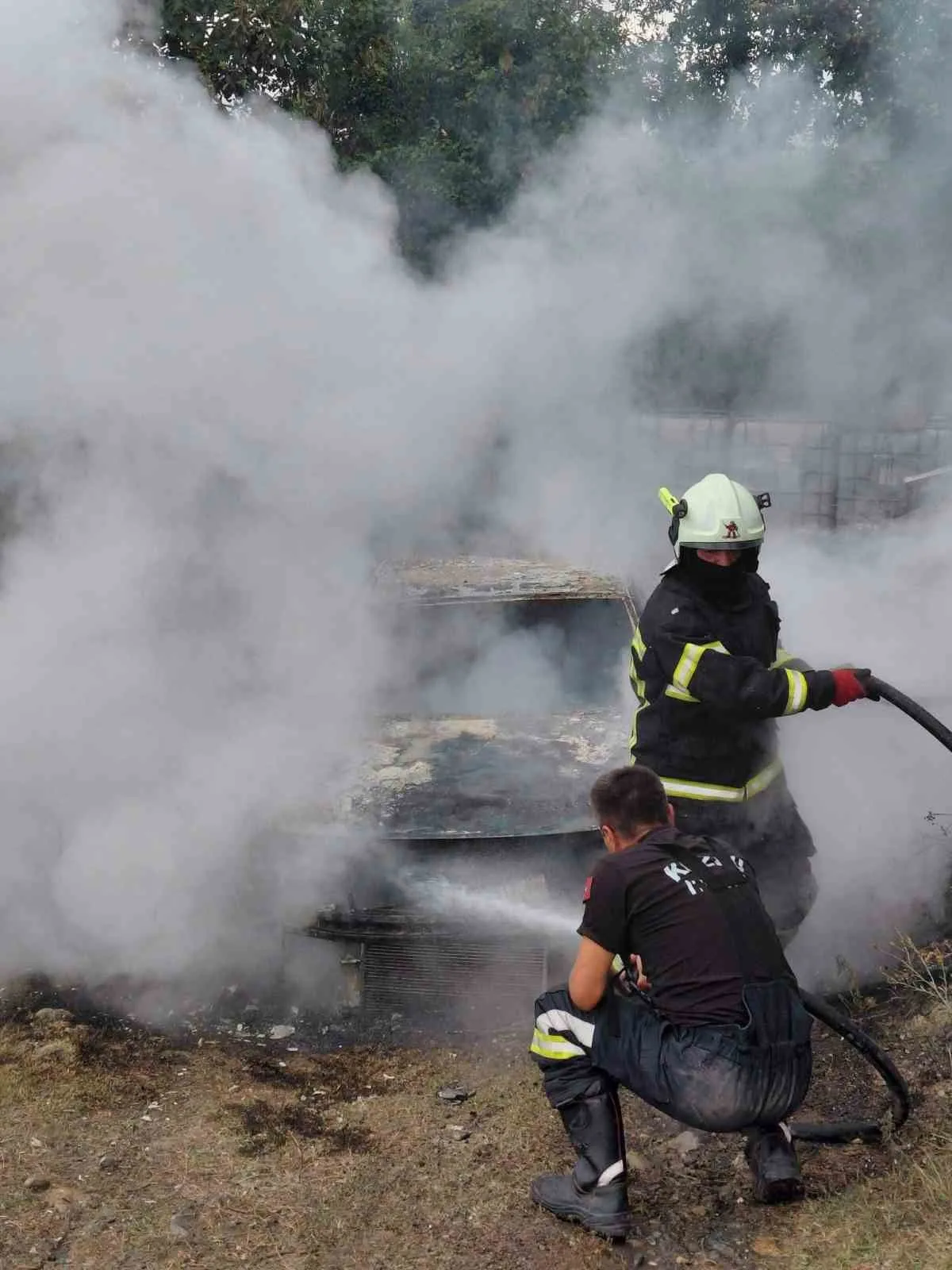 ZONGULDAK’IN KOZLU İLÇESİNE BAĞLI UZUNGÜNEY KÖYÜNDE PARK HALİNDEKİ OTOMOBİLDE ÇIKAN YANGIN, İTFAİYE EKİPLERİNİN MÜDAHALESİYLE SÖNDÜRÜLDÜ.