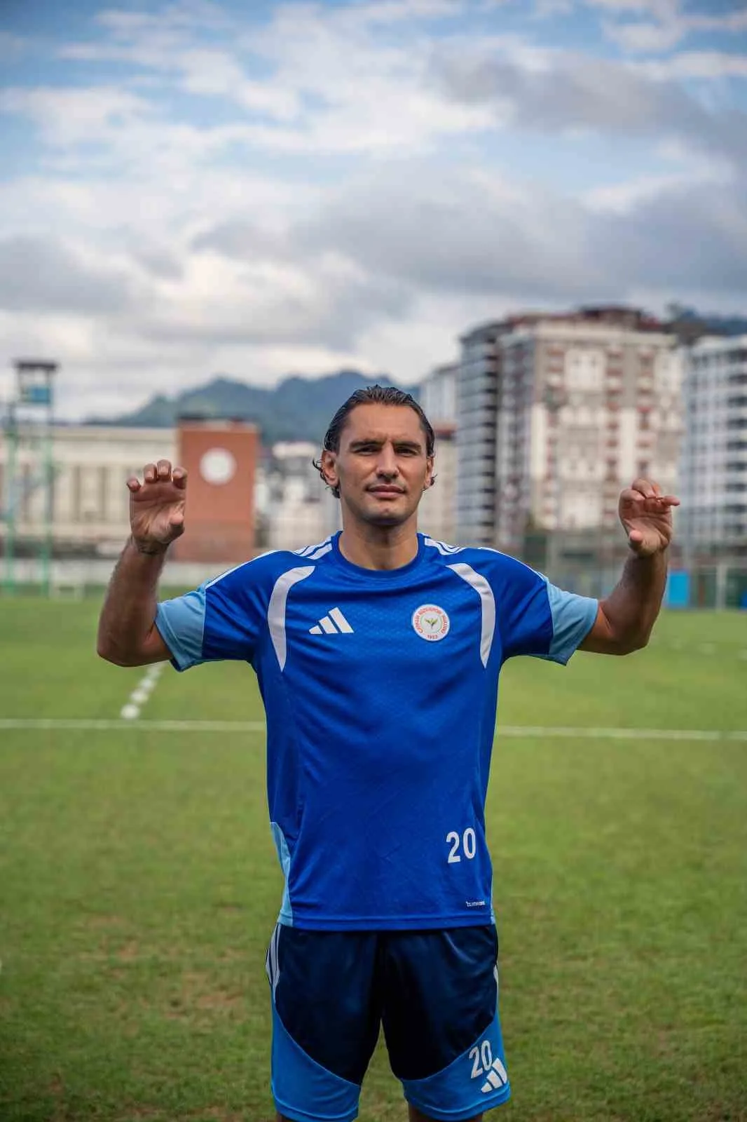 ÇAYKUR RİZESPOR'UN ORTA SAHA OYUNCUSU QAZİM LAÇİ, SAMSUNSPOR İLE OYNAYACAKLARI KARŞILAŞMAYLA İLGİLİ YAPTIĞI AÇIKLAMADA, "BU SEZON EVİMİZDEKİ İLK MAÇIMIZ OLACAK VE UMARIM GALİBİYETLE AYRILIRIZ" DEDİ