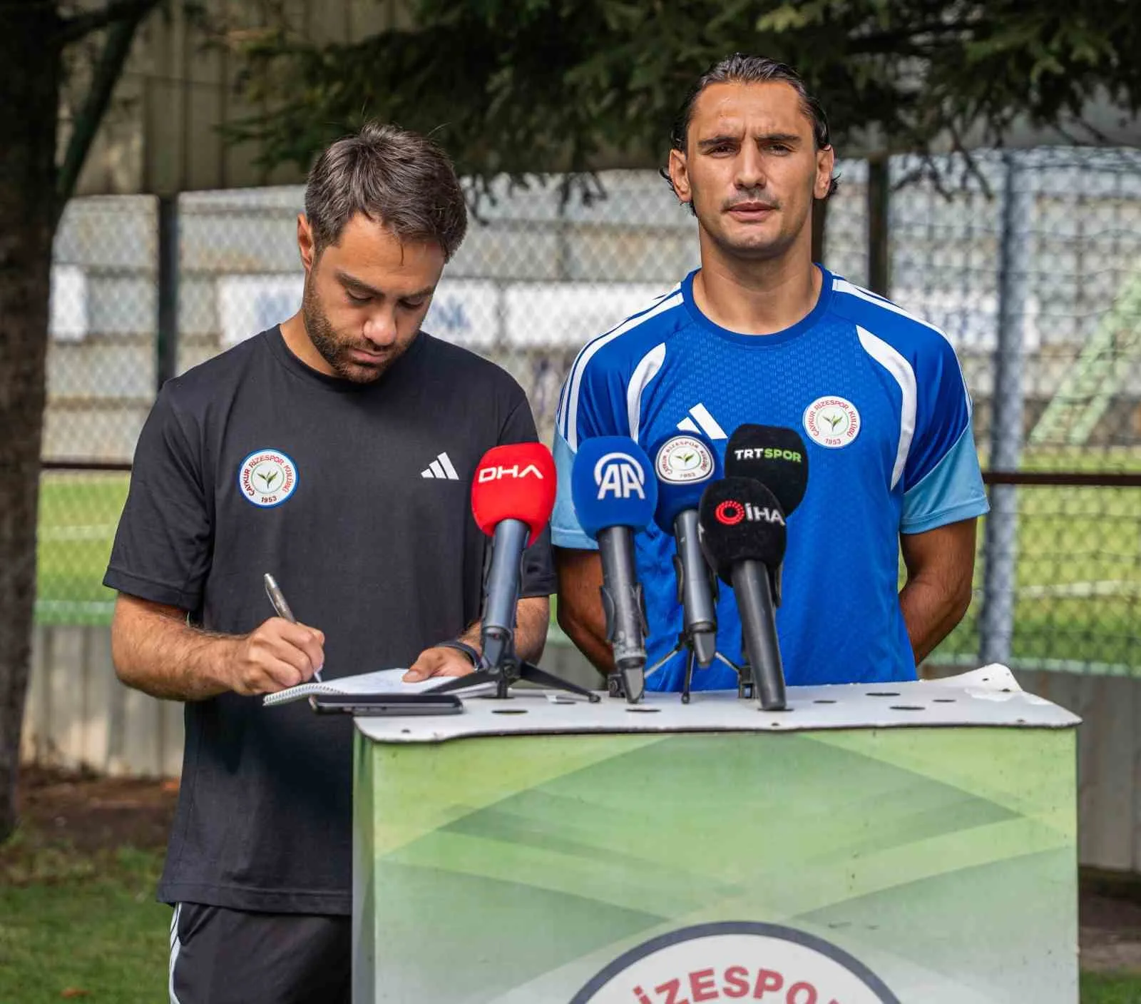 ÇAYKUR RİZESPOR'UN ORTA SAHA OYUNCUSU QAZİM LAÇİ, SAMSUNSPOR İLE OYNAYACAKLARI KARŞILAŞMAYLA İLGİLİ YAPTIĞI AÇIKLAMADA, "BU SEZON EVİMİZDEKİ İLK MAÇIMIZ OLACAK VE UMARIM GALİBİYETLE AYRILIRIZ" DEDİ