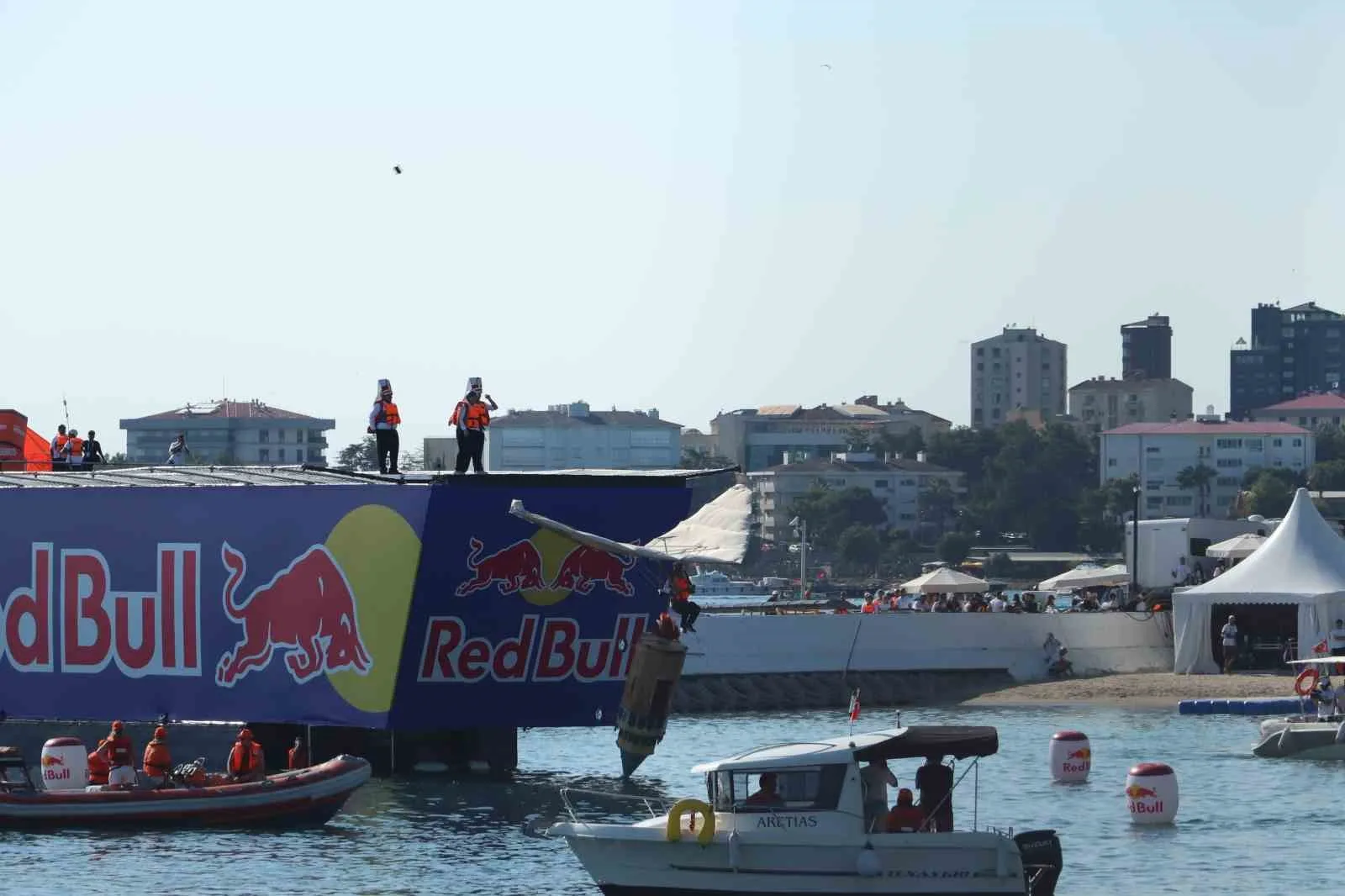 RED BULL UÇUŞ GÜNÜ, BİNLERCE KİŞİNİN KATILIMIYLA İSTANBUL CADDEBOSTAN SAHİLİ’NDE COŞKUYLA GERÇEKLEŞTİRİLDİ.