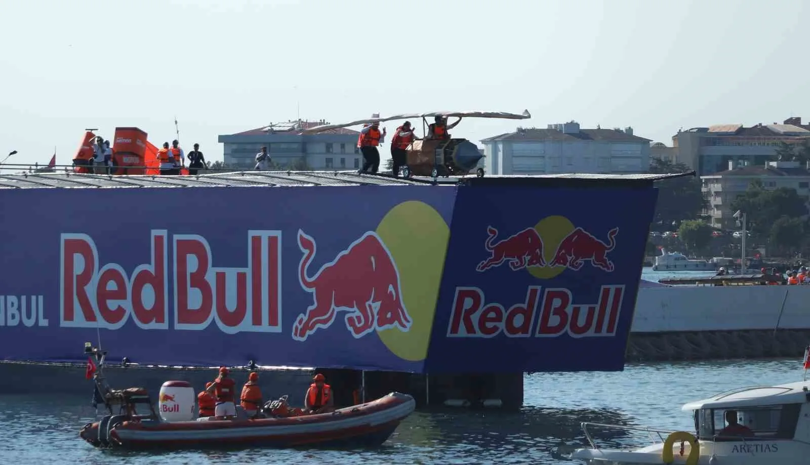 RED BULL UÇUŞ GÜNÜ, BİNLERCE KİŞİNİN KATILIMIYLA İSTANBUL CADDEBOSTAN SAHİLİ’NDE COŞKUYLA GERÇEKLEŞTİRİLDİ.