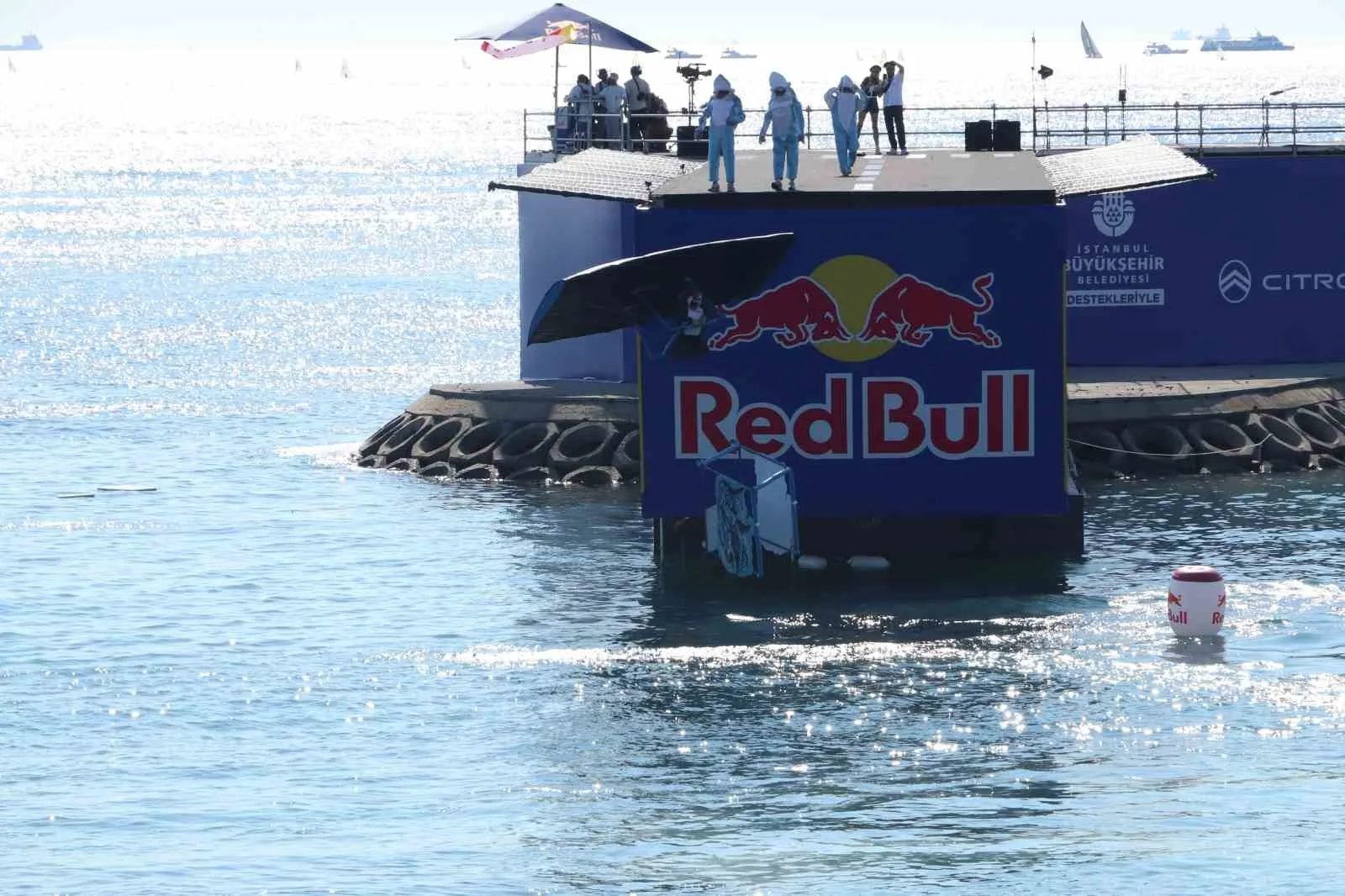 RED BULL UÇUŞ GÜNÜ, BİNLERCE KİŞİNİN KATILIMIYLA İSTANBUL CADDEBOSTAN SAHİLİ’NDE COŞKUYLA GERÇEKLEŞTİRİLDİ.