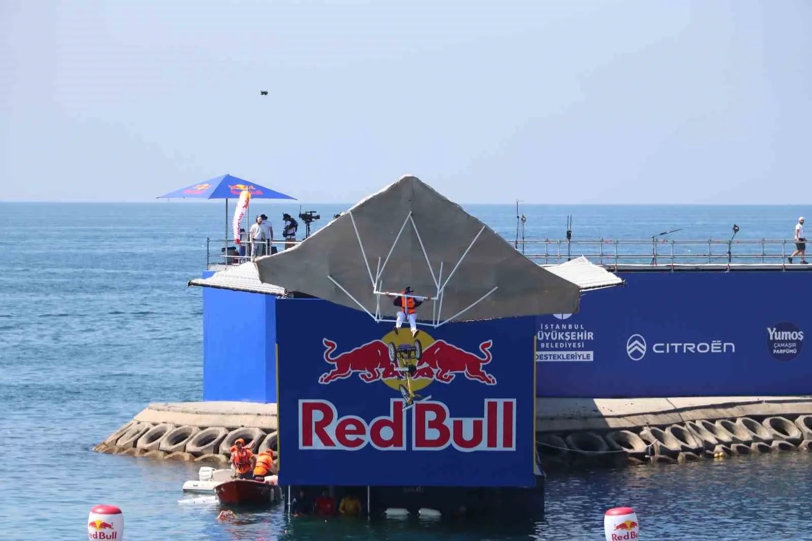 RED BULL UÇUŞ GÜNÜ, BİNLERCE KİŞİNİN KATILIMIYLA İSTANBUL CADDEBOSTAN SAHİLİ’NDE COŞKUYLA GERÇEKLEŞTİRİLDİ.