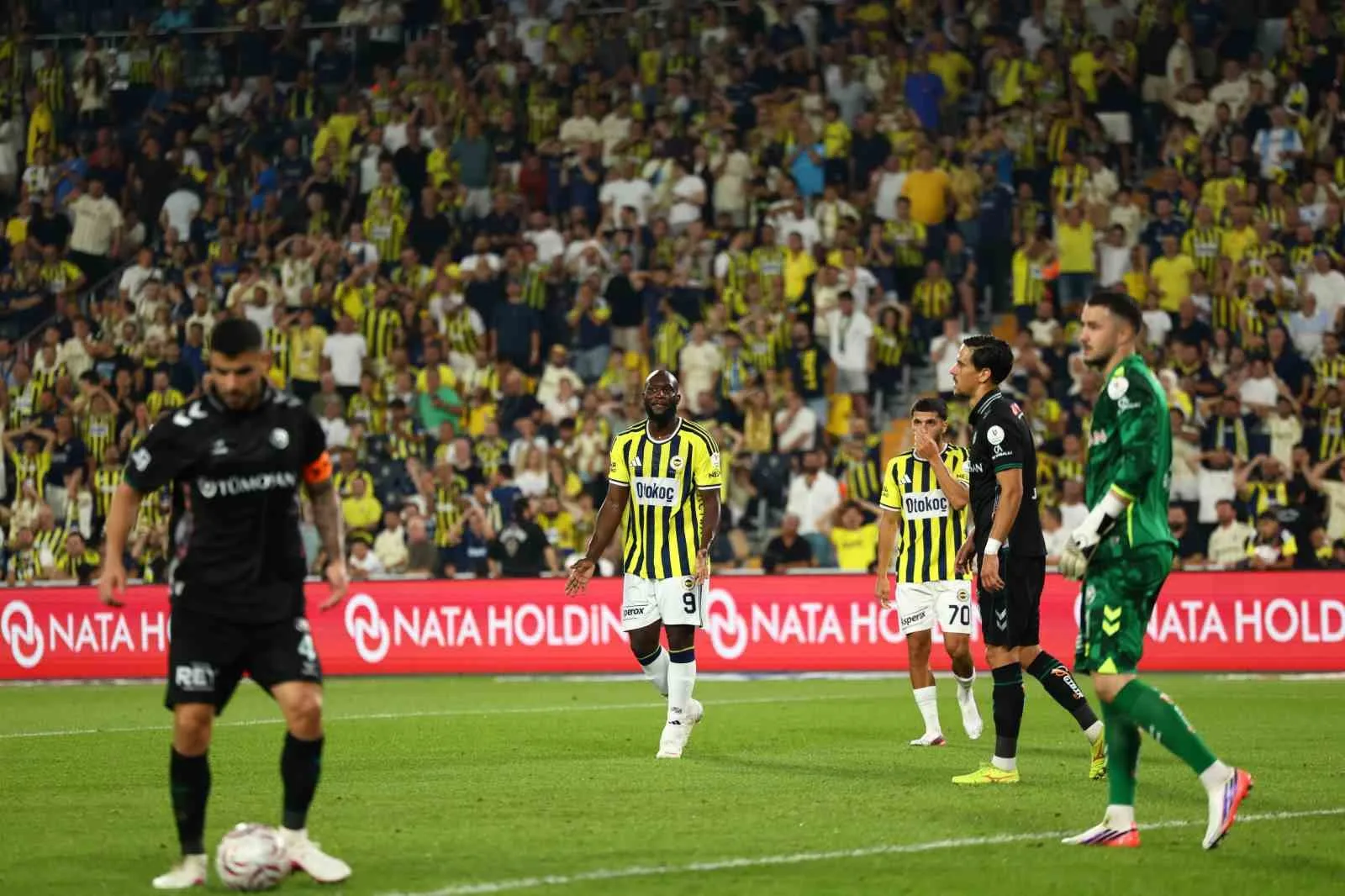 FENERBAHÇE'NİN BELÇİKALI YILDIZI ROMELU LUKAKU, LİGDE İLK KEZ KONYASPOR KARŞISINDA FORMA GİYDİ.