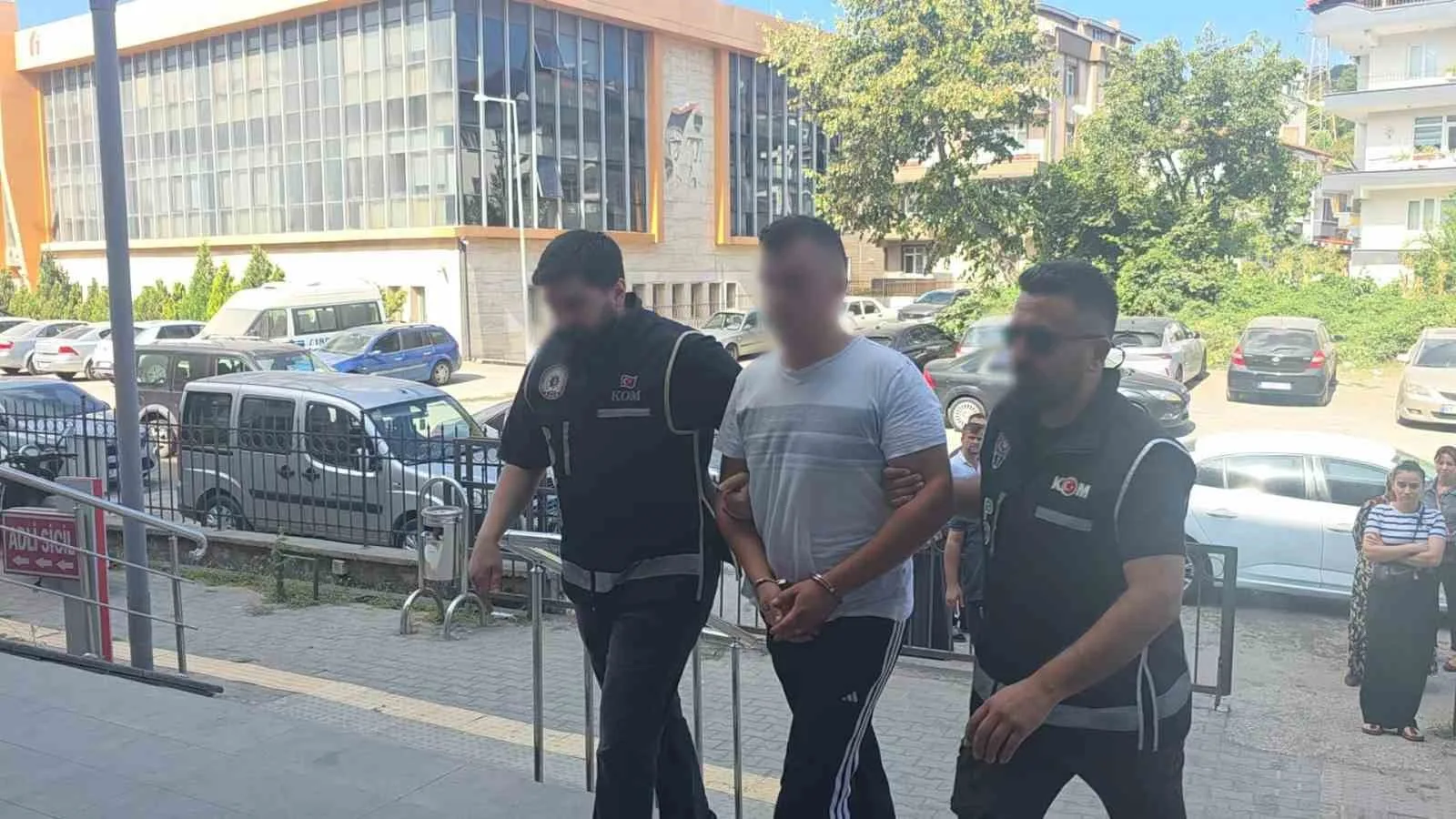 ZONGULDAK'IN KARADENİZ EREĞLİ İLÇESİNDE PİYASAYA SAHTE ALTIN SÜRMEYE ÇALIŞTIĞI İDDİA EDİLEN 2 KİŞİ, AYNI KUYUMCUNUN DİKKATİ SAYESİNDE YAKALANDI.