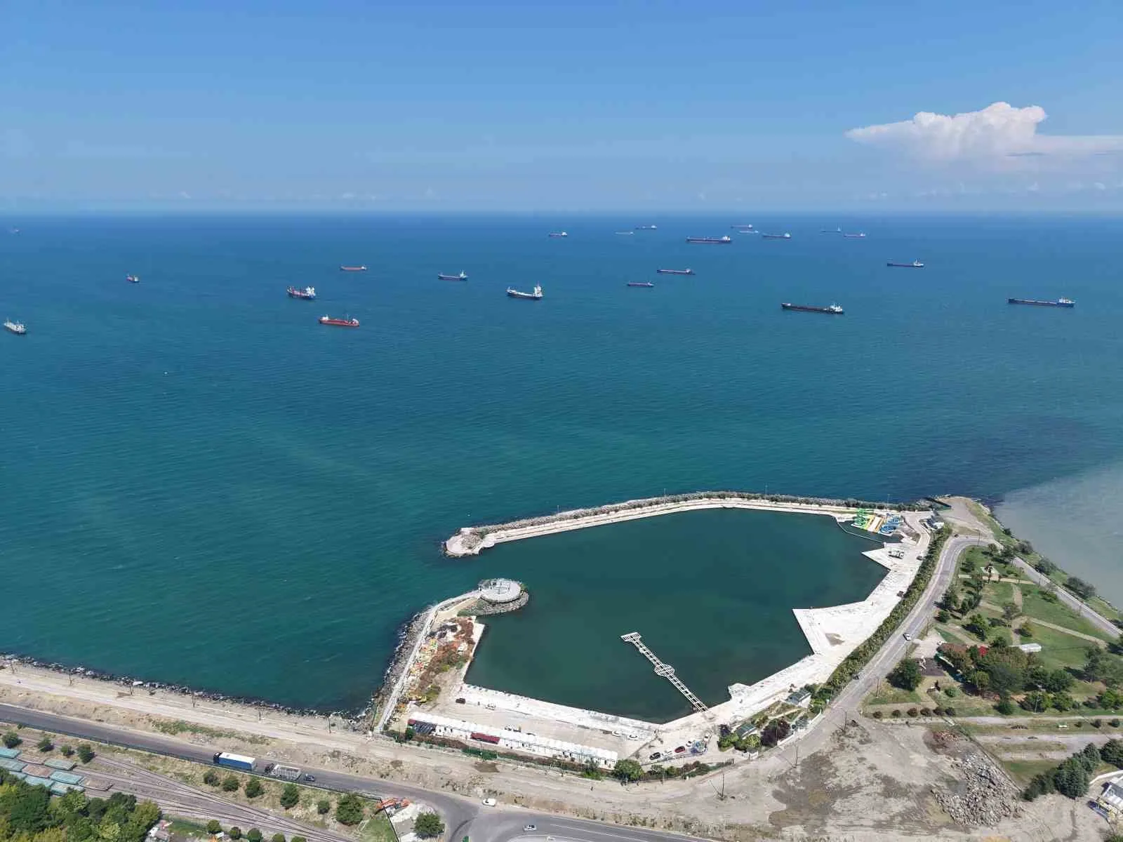 KARADENİZ’DE YAŞANAN SAVAŞ NEDENİYLE DENİZ TRAFİĞİNDE HAREKETLİLİK VE GEMİ YOĞUNLUĞU ARTTI. SAMSUN AÇIKLARINDA NORMAL ŞARTLARDA 20-25 CİVARINDA OLAN GEMİ SAYISININ YAKLAŞIK 70’E ULAŞTIĞI ÖĞRENİLDİ.