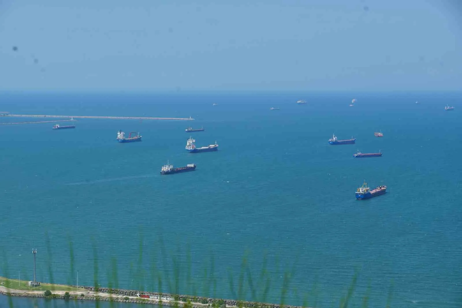 KARADENİZ’DE YAŞANAN SAVAŞ NEDENİYLE DENİZ TRAFİĞİNDE HAREKETLİLİK VE GEMİ YOĞUNLUĞU ARTTI. SAMSUN AÇIKLARINDA NORMAL ŞARTLARDA 20-25 CİVARINDA OLAN GEMİ SAYISININ YAKLAŞIK 70’E ULAŞTIĞI ÖĞRENİLDİ.