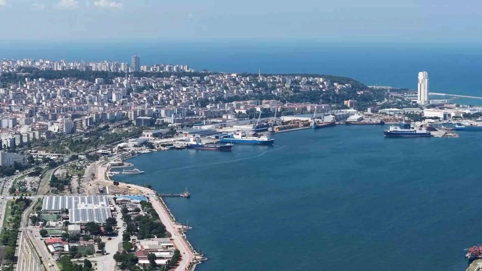 KARADENİZ’DE YAŞANAN SAVAŞ NEDENİYLE DENİZ TRAFİĞİNDE HAREKETLİLİK VE GEMİ YOĞUNLUĞU ARTTI. SAMSUN AÇIKLARINDA NORMAL ŞARTLARDA 20-25 CİVARINDA OLAN GEMİ SAYISININ YAKLAŞIK 70’E ULAŞTIĞI ÖĞRENİLDİ.