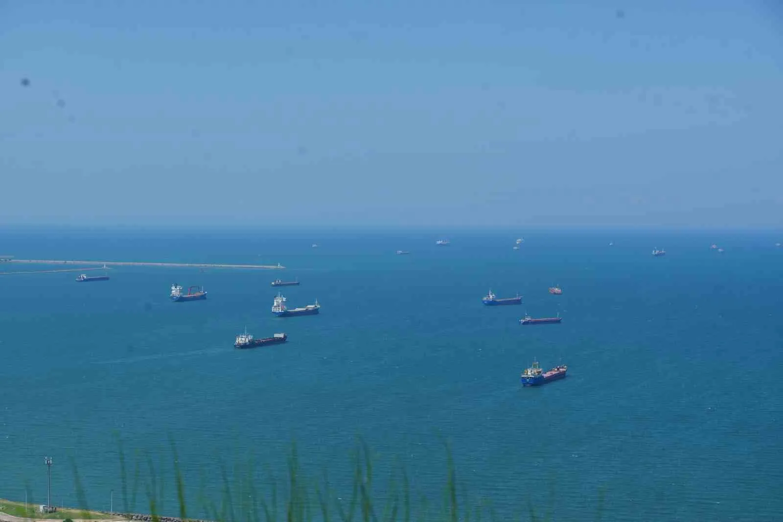 KARADENİZ’DE YAŞANAN SAVAŞ NEDENİYLE DENİZ TRAFİĞİNDE HAREKETLİLİK VE GEMİ YOĞUNLUĞU ARTTI. SAMSUN AÇIKLARINDA NORMAL ŞARTLARDA 20-25 CİVARINDA OLAN GEMİ SAYISININ YAKLAŞIK 70’E ULAŞTIĞI ÖĞRENİLDİ.