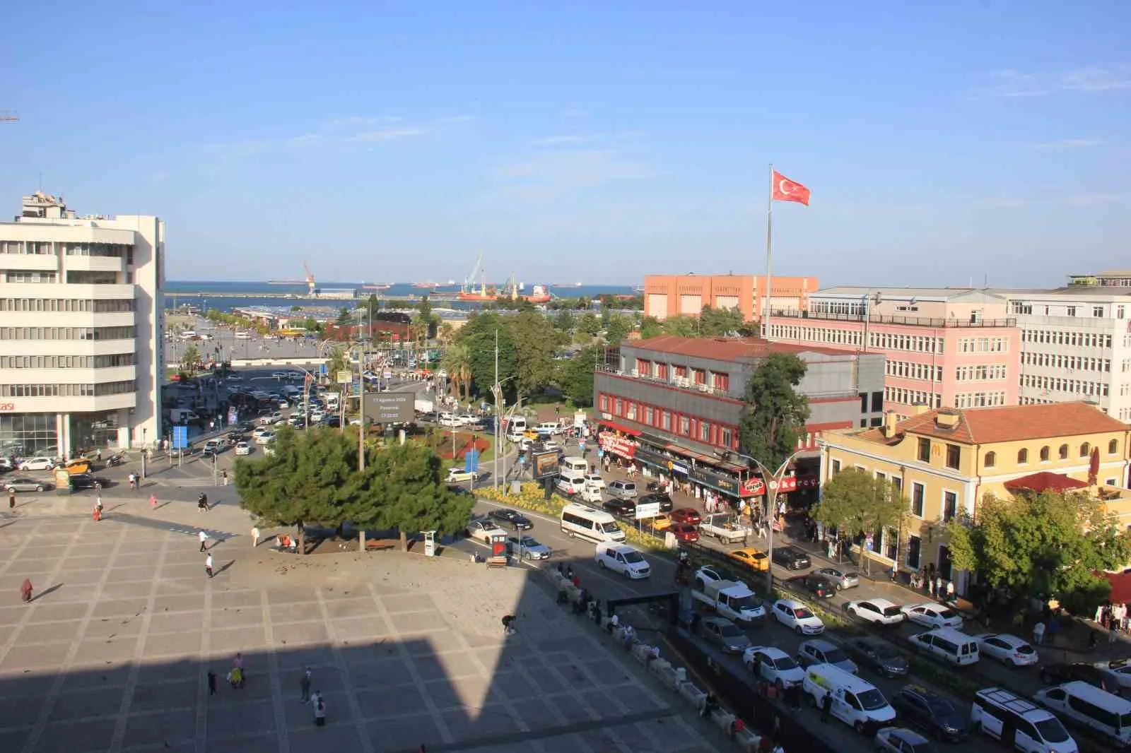 SAMSUN'DA TRAFİĞE KAYITLI MOTORLU KARA TAŞITI SAYISI SON BİR YILDA 36 BİN 586 ADET ARTARAK 555 BİN 897'YE ULAŞTI.