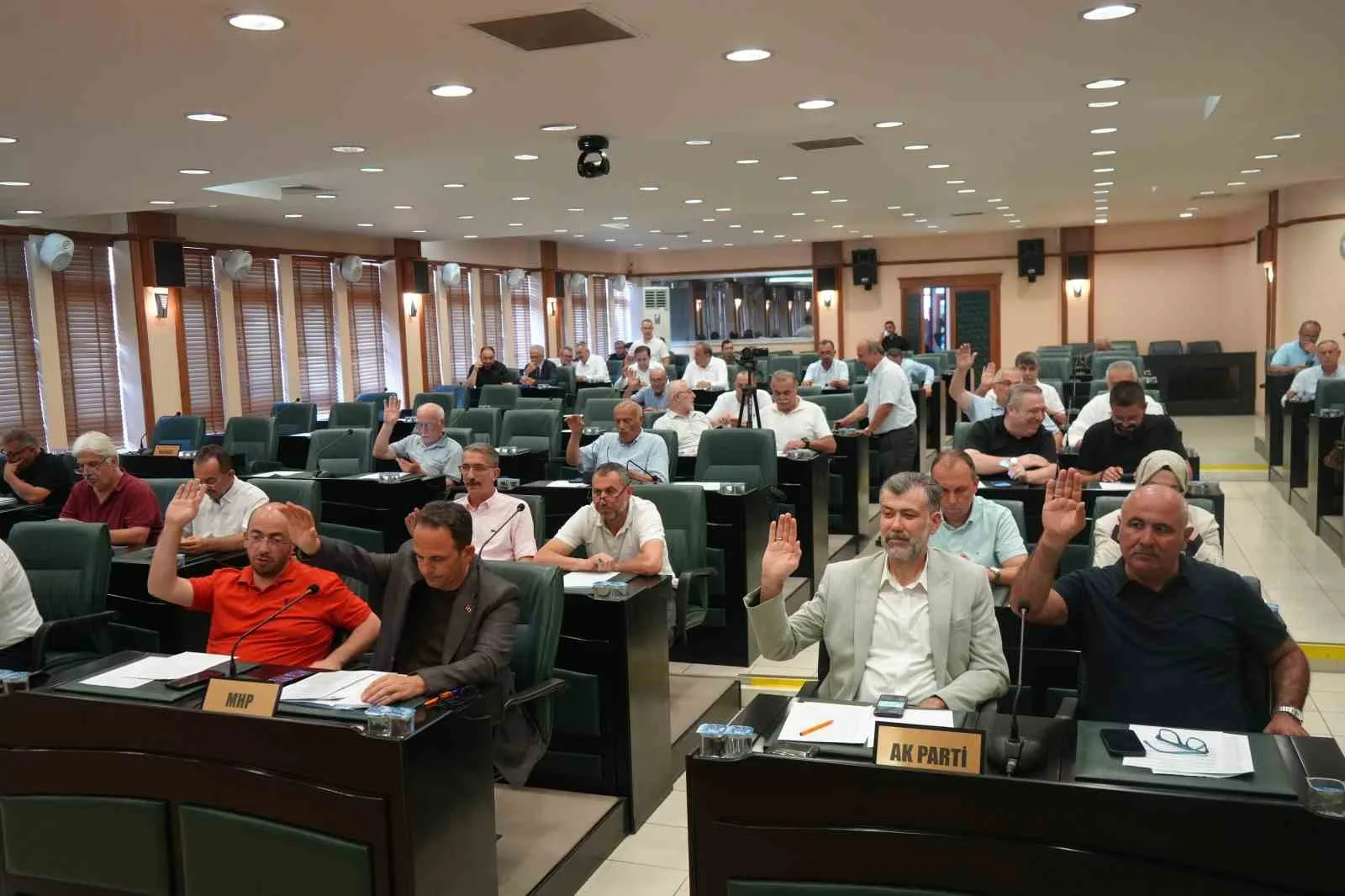 SAMSUN BÜYÜKŞEHİR BELEDİYESİ (SBB) MECLİSİ'NDE KENT İÇİ TOPLU TAŞIMA, MİNİBÜS, TAKSİ, ÖĞRENCİ SERVİSLERİ, OTOPARK VE GEZİNTİ TEKNELERİNE İLİŞKİN YENİ ÜCRET TARİFELERİNİ İÇEREN GÜNDEM MADDESİ KOMİSYONDAN ‘OY ÇOKLUĞUYLA’ GEÇTİ.