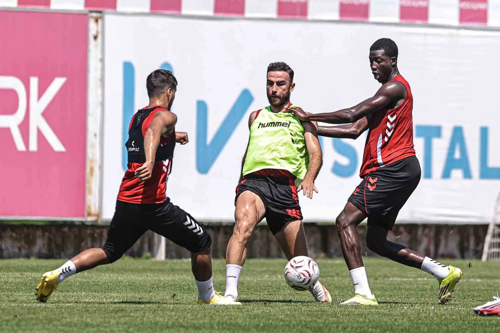 SÜPER LİG EKİPLERİNDEN SAMSUNSPOR, LİGİN İKİNCİ HAFTASINDA OYANACAĞI ÇAYKUR RİZESPOR MÜCADELESİNE TEKNİK DİREKTÖR THORSTEN FİNK YÖNETİMİNDE GERÇEKLEŞTİRDİĞİ ANTRENMANLA SÜRDÜRDÜ.