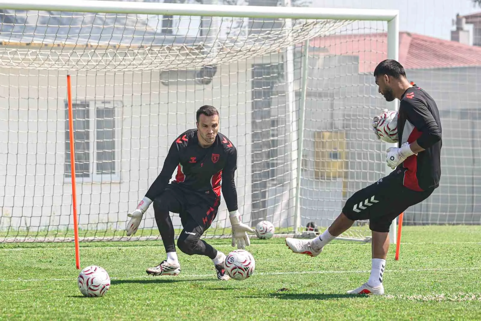 SÜPER LİG EKİPLERİNDEN SAMSUNSPOR, LİGİN İKİNCİ HAFTASINDA OYANACAĞI ÇAYKUR RİZESPOR MÜCADELESİNE TEKNİK DİREKTÖR THORSTEN FİNK YÖNETİMİNDE GERÇEKLEŞTİRDİĞİ ANTRENMANLA SÜRDÜRDÜ.