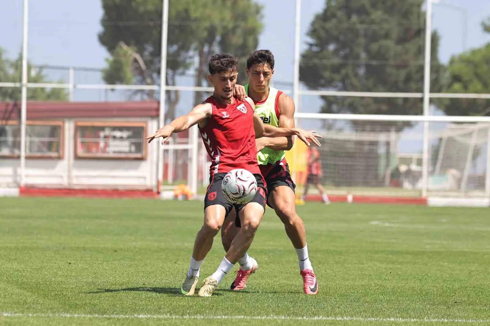 SÜPER LİG EKİPLERİNDEN SAMSUNSPOR, LİGİN İKİNCİ HAFTASINDA OYANACAĞI ÇAYKUR RİZESPOR MÜCADELESİNE TEKNİK DİREKTÖR THORSTEN FİNK YÖNETİMİNDE GERÇEKLEŞTİRDİĞİ ANTRENMANLA SÜRDÜRDÜ.