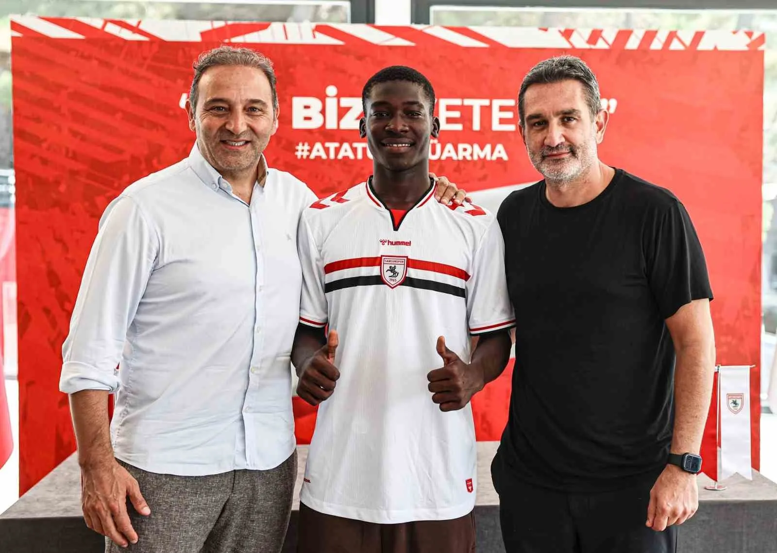 TRENDYOL SÜPER LİG EKİPLERİNDEN SAMSUNSPOR, 18 YAŞINDAKİ ÇADLI ORTA SAHA OYUNCUSU MBATOLOUM DANİEL İLE 5 YILLIK SÖZLEŞME İMZALADI.