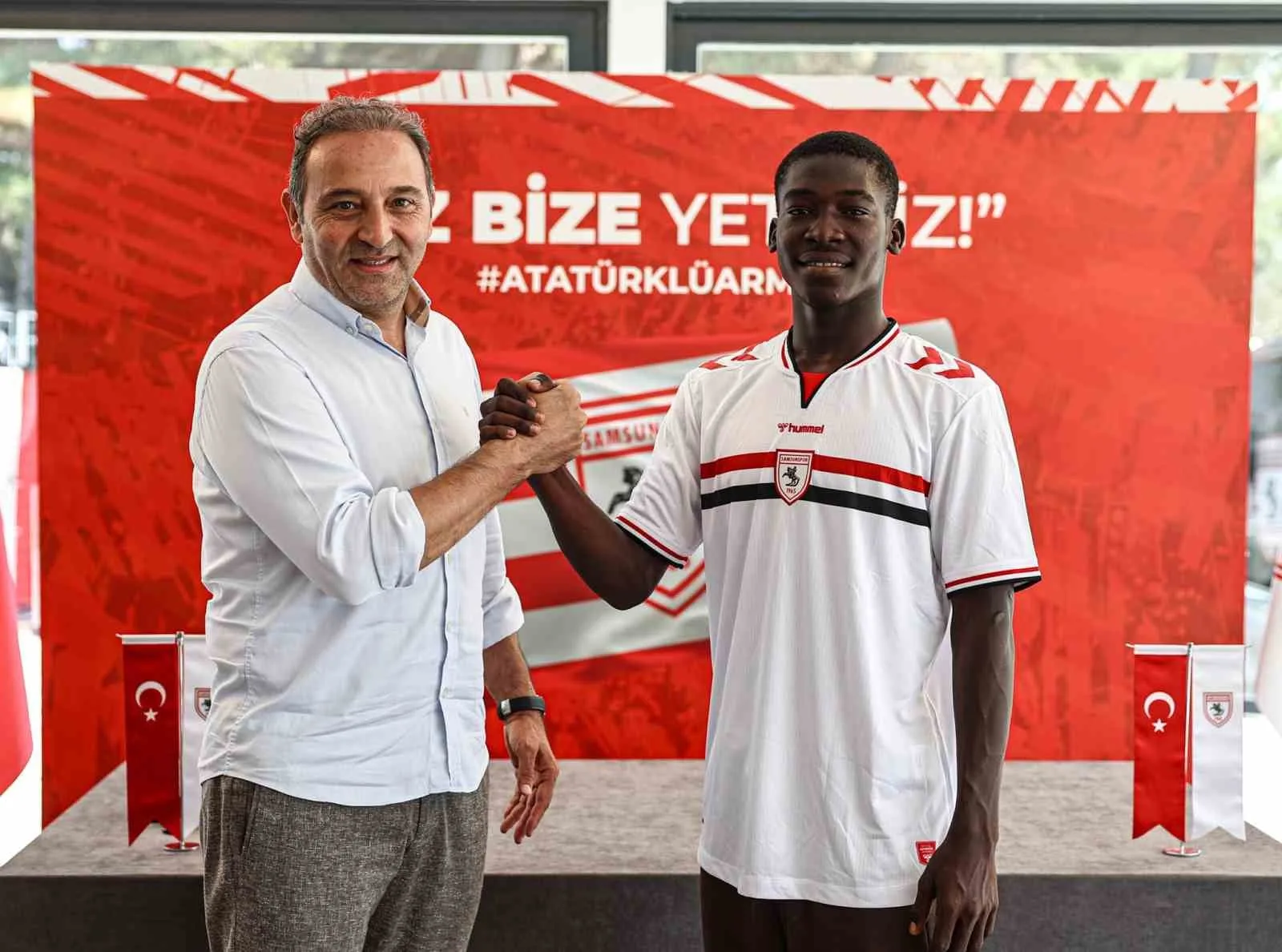 TRENDYOL SÜPER LİG EKİPLERİNDEN SAMSUNSPOR, 18 YAŞINDAKİ ÇADLI ORTA SAHA OYUNCUSU MBATOLOUM DANİEL İLE 5 YILLIK SÖZLEŞME İMZALADI.