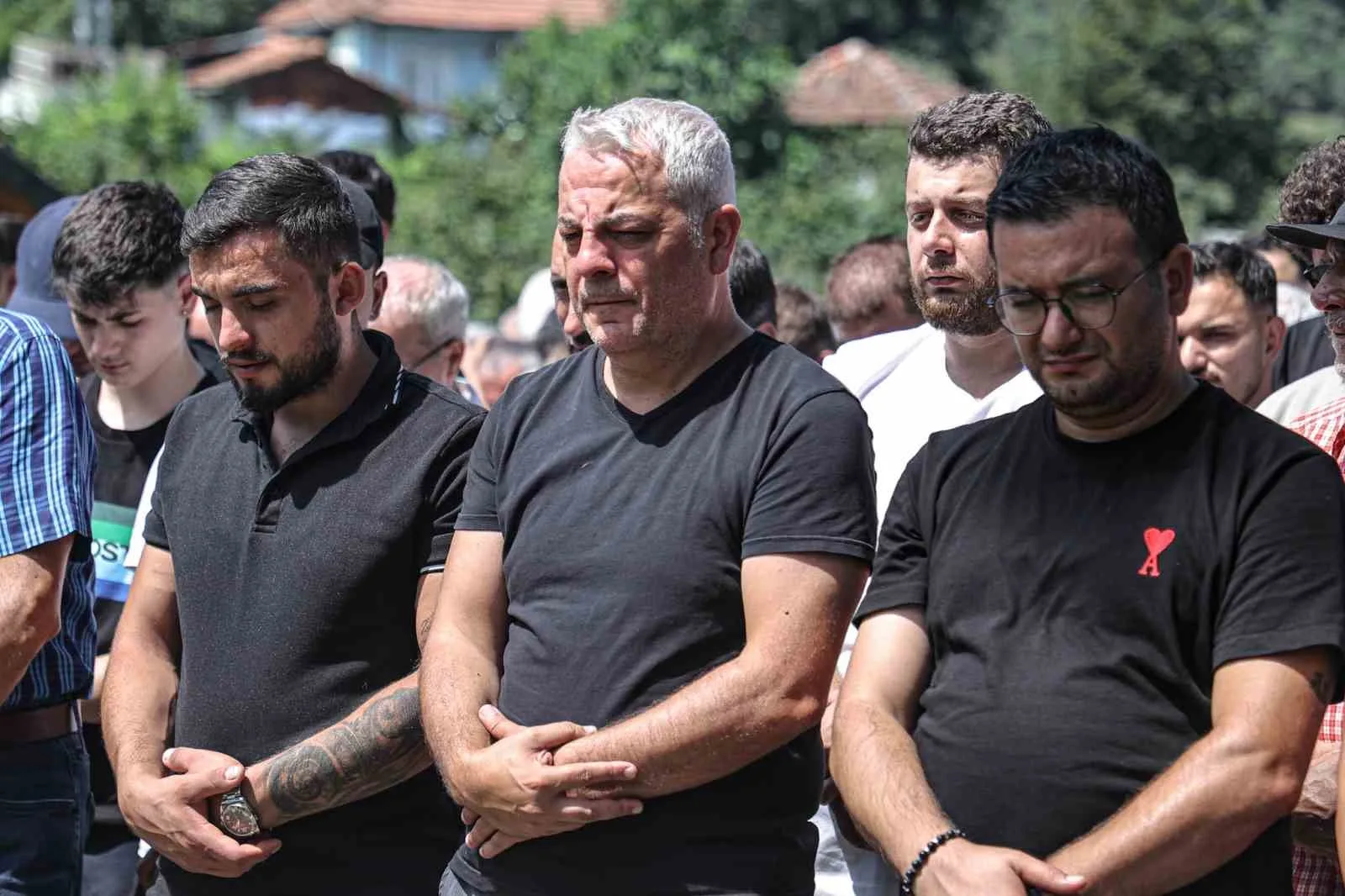 SAMSUNSPOR FUTBOLCULARI VE TEKNİK HEYETİ, ATLETİK PERFORMANS ANTRENÖRÜ OKTAY ARSLANOĞLU’NUN BABASI METİN ARSLANOĞLU’NUN CENAZESİNDE KULÜP PERSONELİNİ YALNIZ BIRAKMADI.