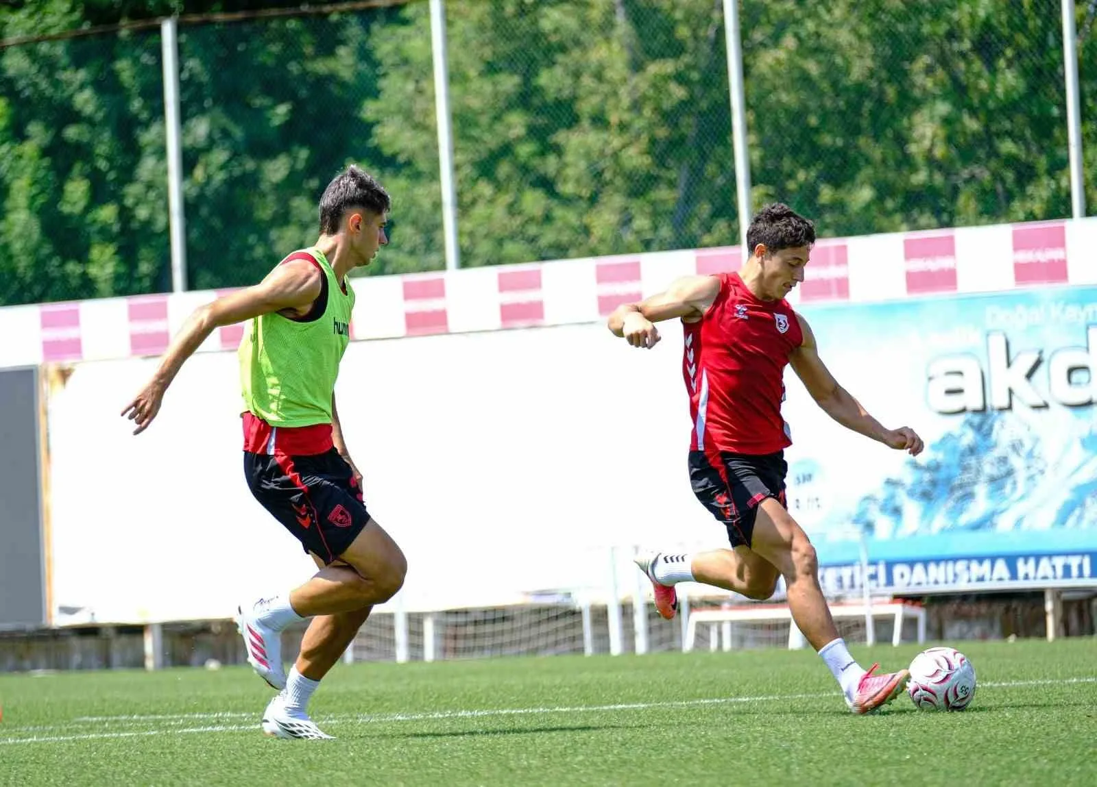 SÜPER LİG EKİPLERİNDEN SAMSUNSPOR, LİGİN 2. HAFTASINDA KARŞILAŞACAĞI ÇAYKUR RİZESPOR MÜCADELESİNİN HAZIRLIKLARINA BUGÜN YAPTIĞI ANTRENMAN İLE BAŞLADI.