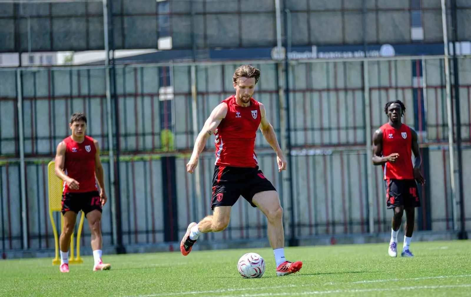 SÜPER LİG EKİPLERİNDEN SAMSUNSPOR, LİGİN 2. HAFTASINDA KARŞILAŞACAĞI ÇAYKUR RİZESPOR MÜCADELESİNİN HAZIRLIKLARINA BUGÜN YAPTIĞI ANTRENMAN İLE BAŞLADI.