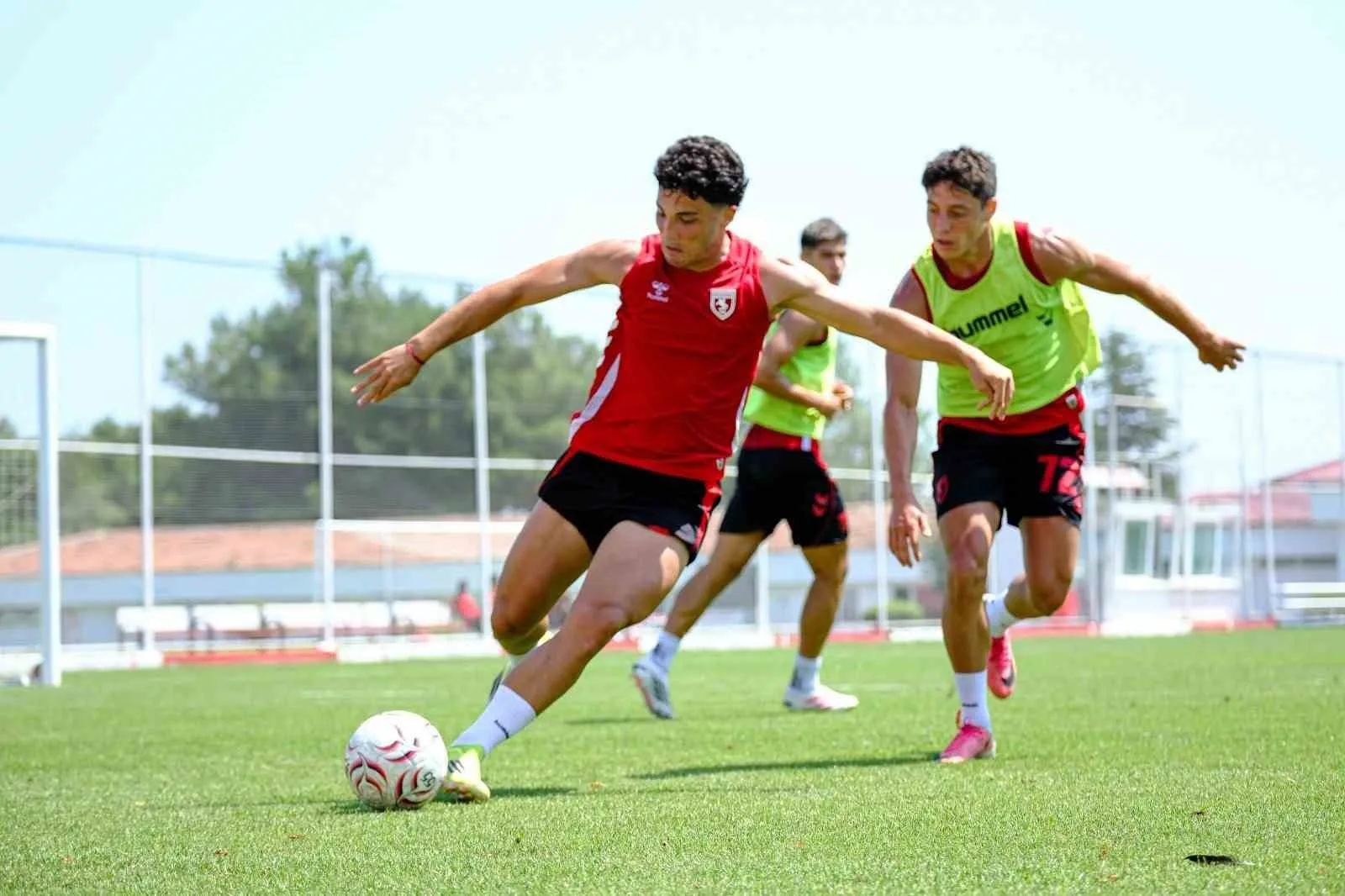 SÜPER LİG EKİPLERİNDEN SAMSUNSPOR, LİGİN 2. HAFTASINDA KARŞILAŞACAĞI ÇAYKUR RİZESPOR MÜCADELESİNİN HAZIRLIKLARINA BUGÜN YAPTIĞI ANTRENMAN İLE BAŞLADI.