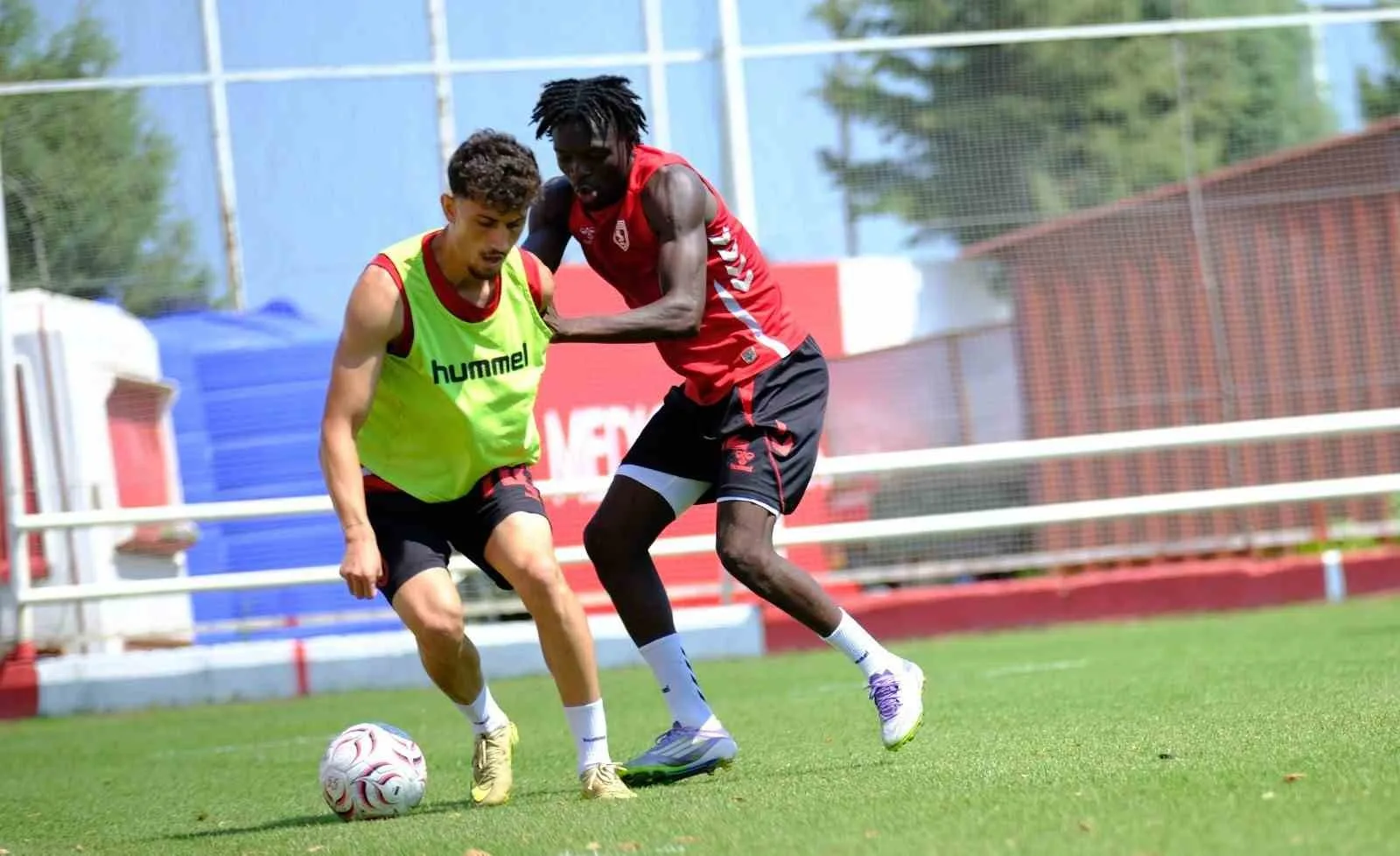 SÜPER LİG EKİPLERİNDEN SAMSUNSPOR, LİGİN 2. HAFTASINDA KARŞILAŞACAĞI ÇAYKUR RİZESPOR MÜCADELESİNİN HAZIRLIKLARINA BUGÜN YAPTIĞI ANTRENMAN İLE BAŞLADI.