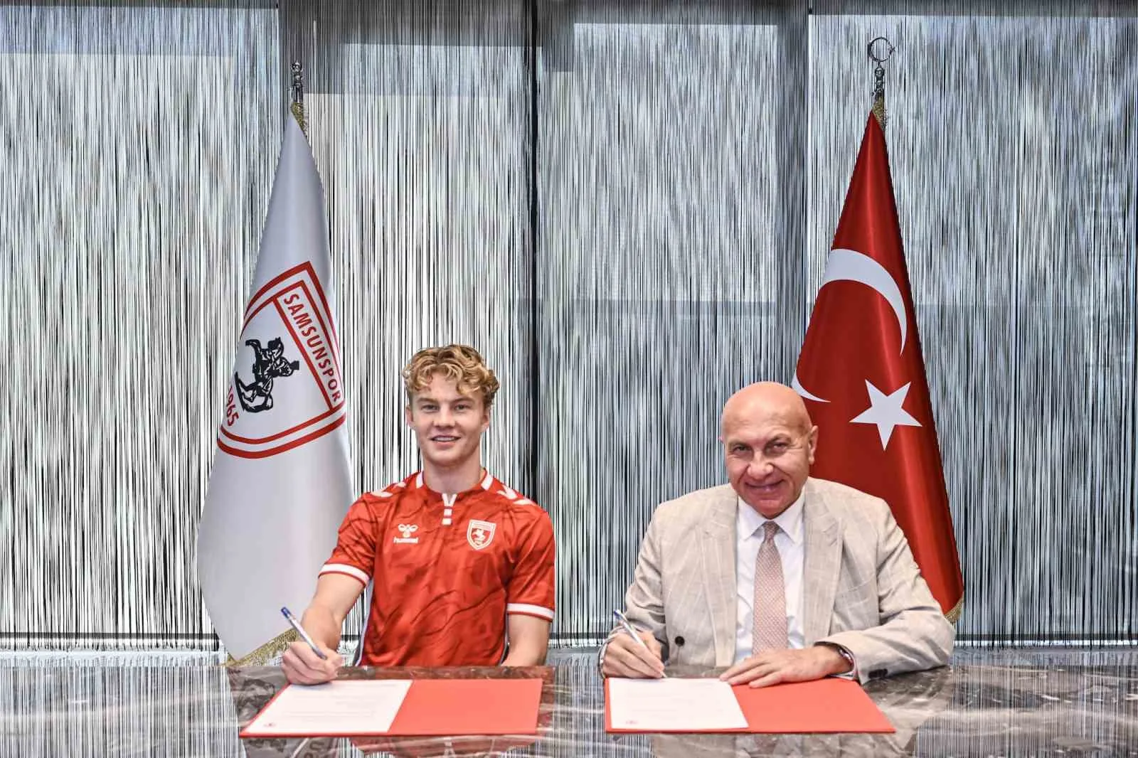 SAMSUNSPOR, NORVEÇ 1. LİG EKİPLERİNDEN FREDRİKSTAD FORMASI GİYEN 22 YAŞINDAKİ DANİMARKALI FUTBOLCU OSKAR HLENSCHLGER İLE 2031 YILINA KADAR GEÇERLİ 5 YILLIK SÖZLEŞME İMZALADI.