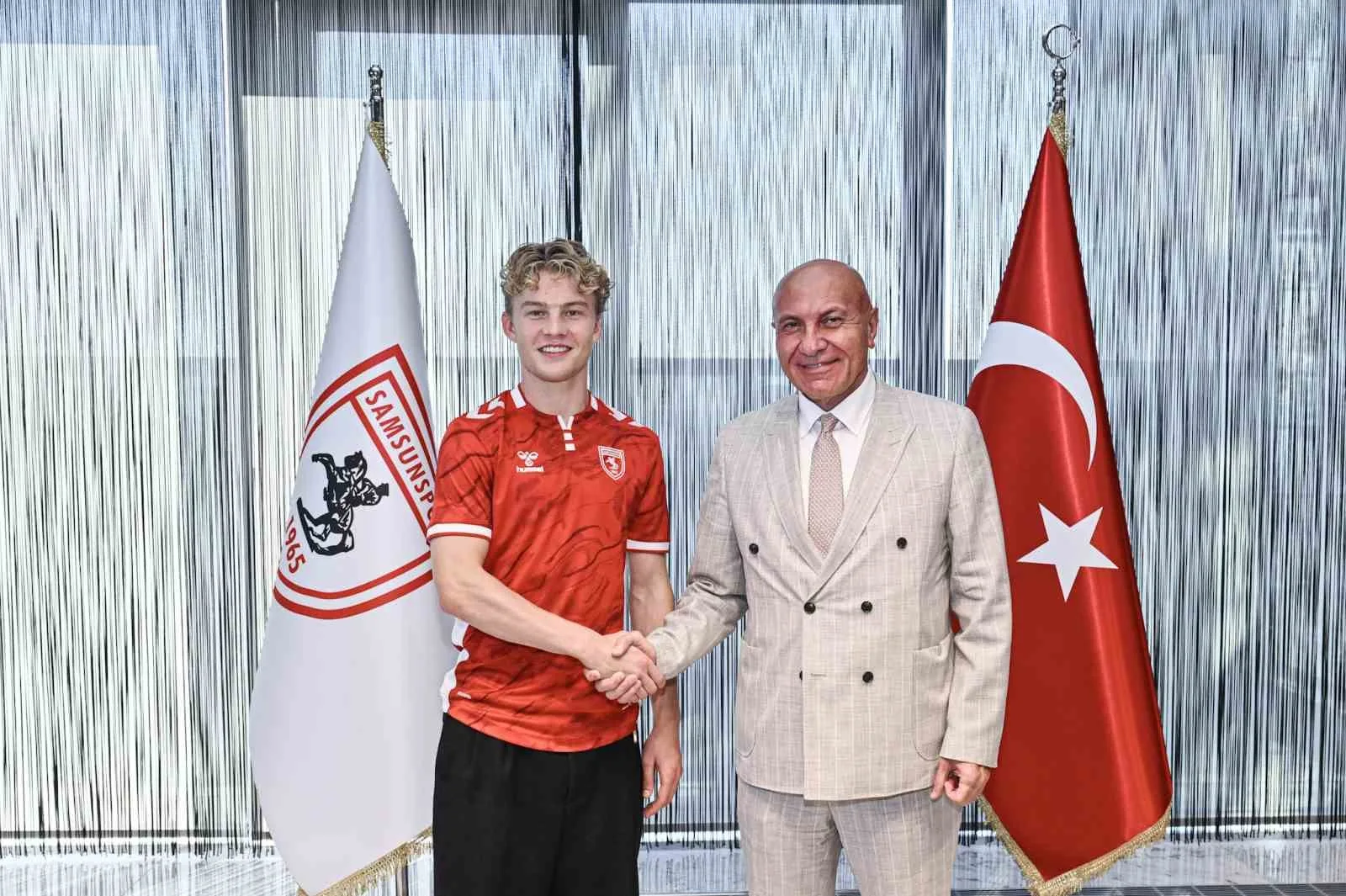 SAMSUNSPOR, NORVEÇ 1. LİG EKİPLERİNDEN FREDRİKSTAD FORMASI GİYEN 22 YAŞINDAKİ DANİMARKALI FUTBOLCU OSKAR HLENSCHLGER İLE 2031 YILINA KADAR GEÇERLİ 5 YILLIK SÖZLEŞME İMZALADI.