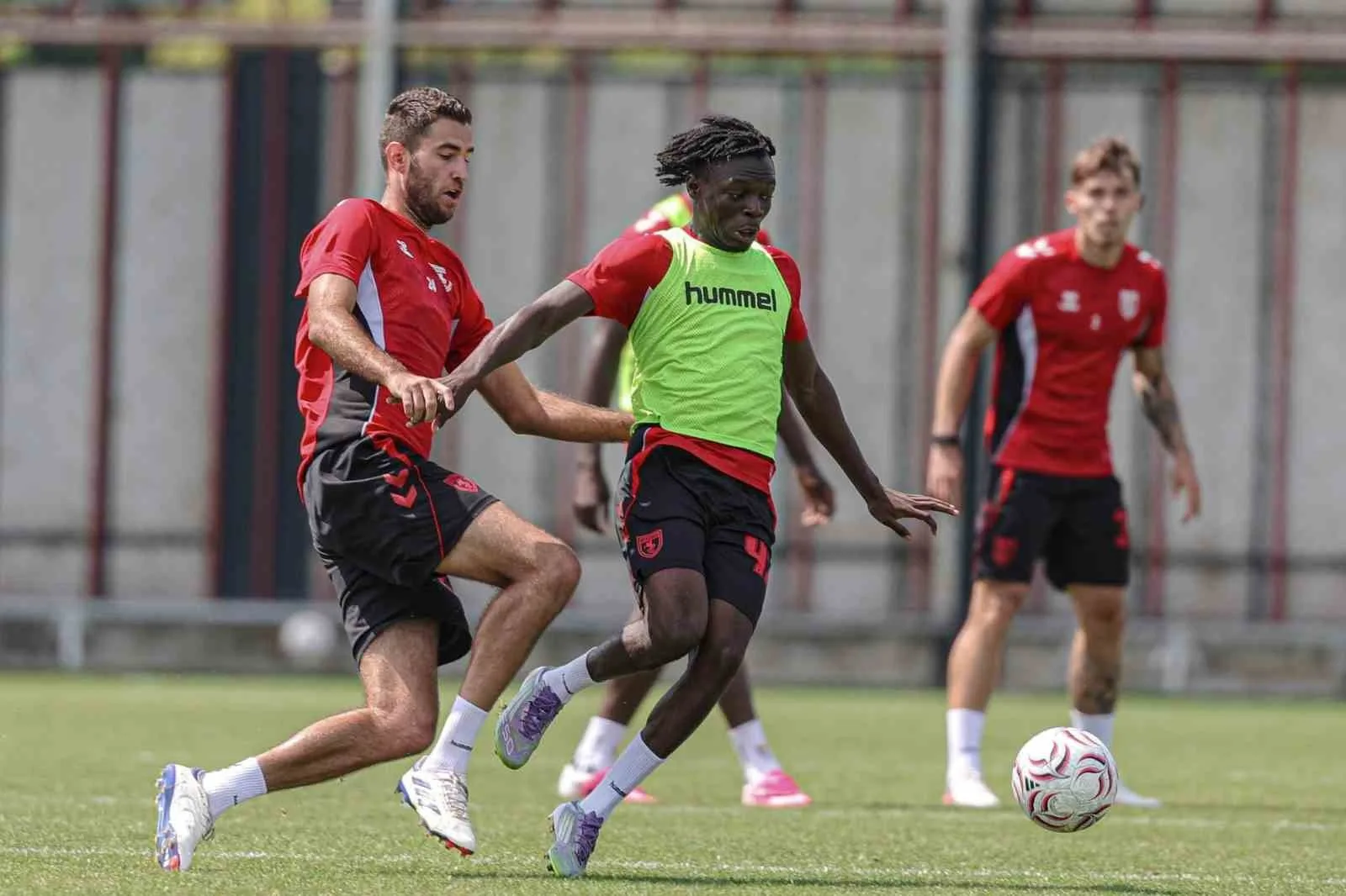 SÜPER LİG EKİPLERİNDEN SAMSUNSPOR, LİGİN İLK HAFTASINDA AĞIRLAYACAĞI GÖZTEPE KARŞILAŞMASININ HAZIRLIKLARINI KENDİ TESİSLERİNDE SÜRDÜRÜYOR.
