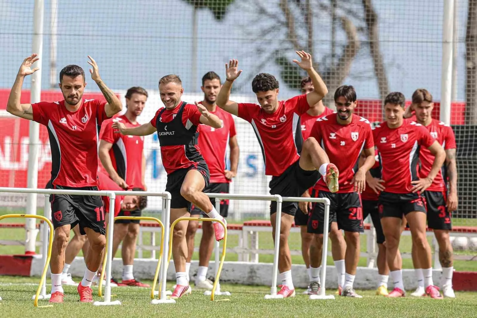 SÜPER LİG EKİPLERİNDEN SAMSUNSPOR, LİGİN İLK HAFTASINDA AĞIRLAYACAĞI GÖZTEPE KARŞILAŞMASININ HAZIRLIKLARINI KENDİ TESİSLERİNDE SÜRDÜRÜYOR.