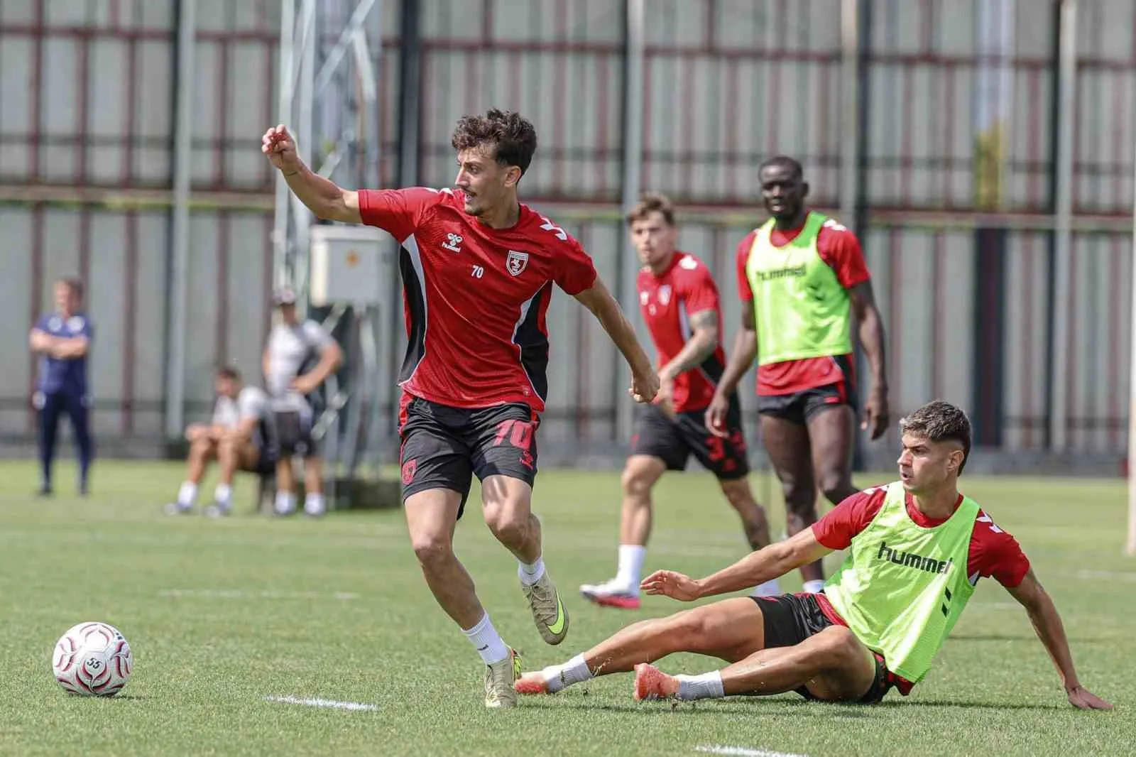 SÜPER LİG EKİPLERİNDEN SAMSUNSPOR, LİGİN İLK HAFTASINDA AĞIRLAYACAĞI GÖZTEPE KARŞILAŞMASININ HAZIRLIKLARINI KENDİ TESİSLERİNDE SÜRDÜRÜYOR.