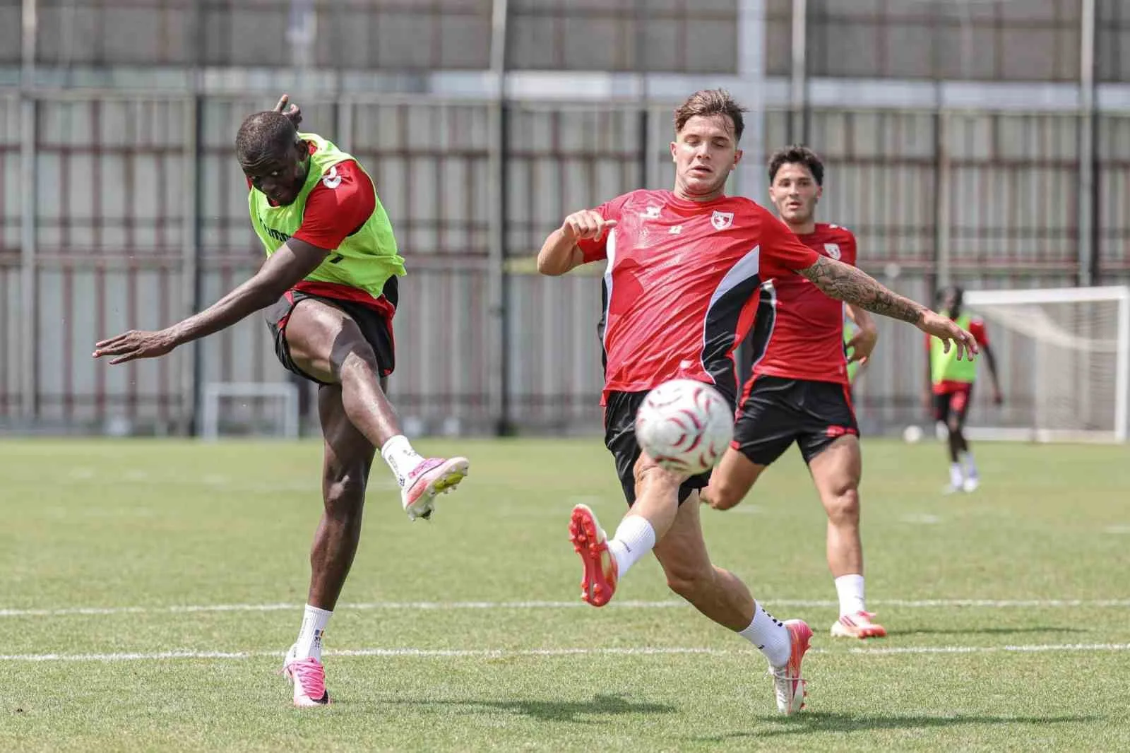 SÜPER LİG EKİPLERİNDEN SAMSUNSPOR, LİGİN İLK HAFTASINDA AĞIRLAYACAĞI GÖZTEPE KARŞILAŞMASININ HAZIRLIKLARINI KENDİ TESİSLERİNDE SÜRDÜRÜYOR.