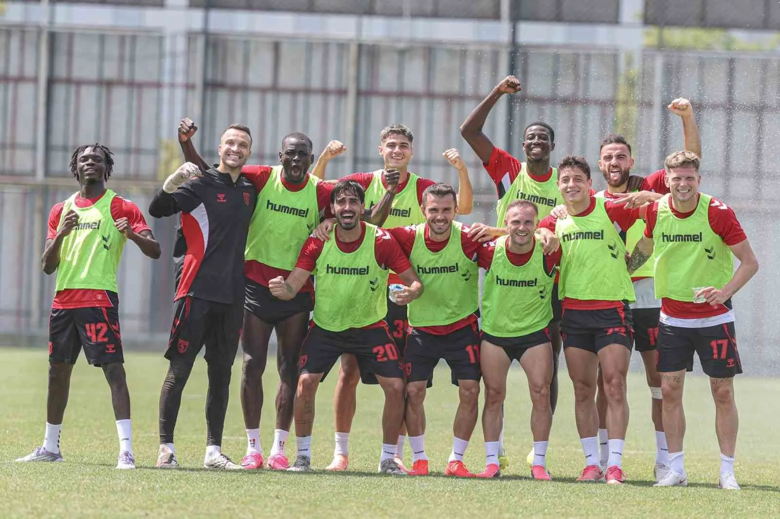 SÜPER LİG EKİPLERİNDEN SAMSUNSPOR, LİGİN İLK HAFTASINDA AĞIRLAYACAĞI GÖZTEPE KARŞILAŞMASININ HAZIRLIKLARINI KENDİ TESİSLERİNDE SÜRDÜRÜYOR.