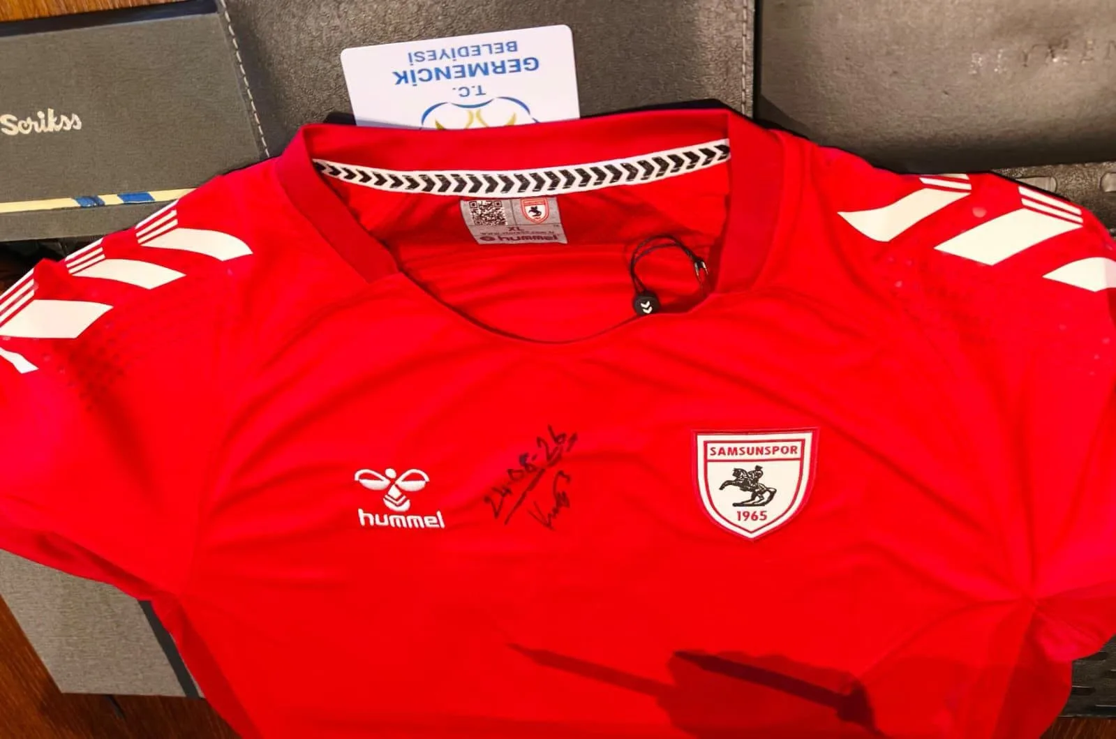 SAMSUNSPOR'A TRANSFER OLAN GENÇ FUTBOLCU KUZEY, GERMENCİK BELEDİYE BAŞKANI BURAK ZENCİRCİ'Yİ ZİYARET ETTİ. KUZEY'İN TRANSFER SONRASI ATTIĞI İLK İMZASINI FORMA ÜZERİNE ATARAK BAŞKAN ZENCİRCİ'YE HEDİYE ETMESİ İSE ZİYARETE AYRI BİR ANLAM KATTI.